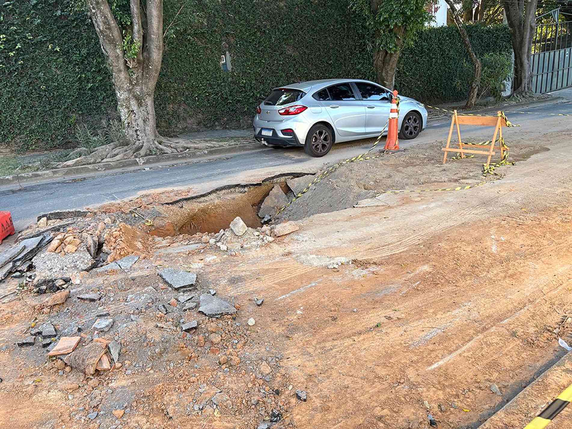 Aberto desde sábado, buraco afeta circulação de veículos e acesso a residências
