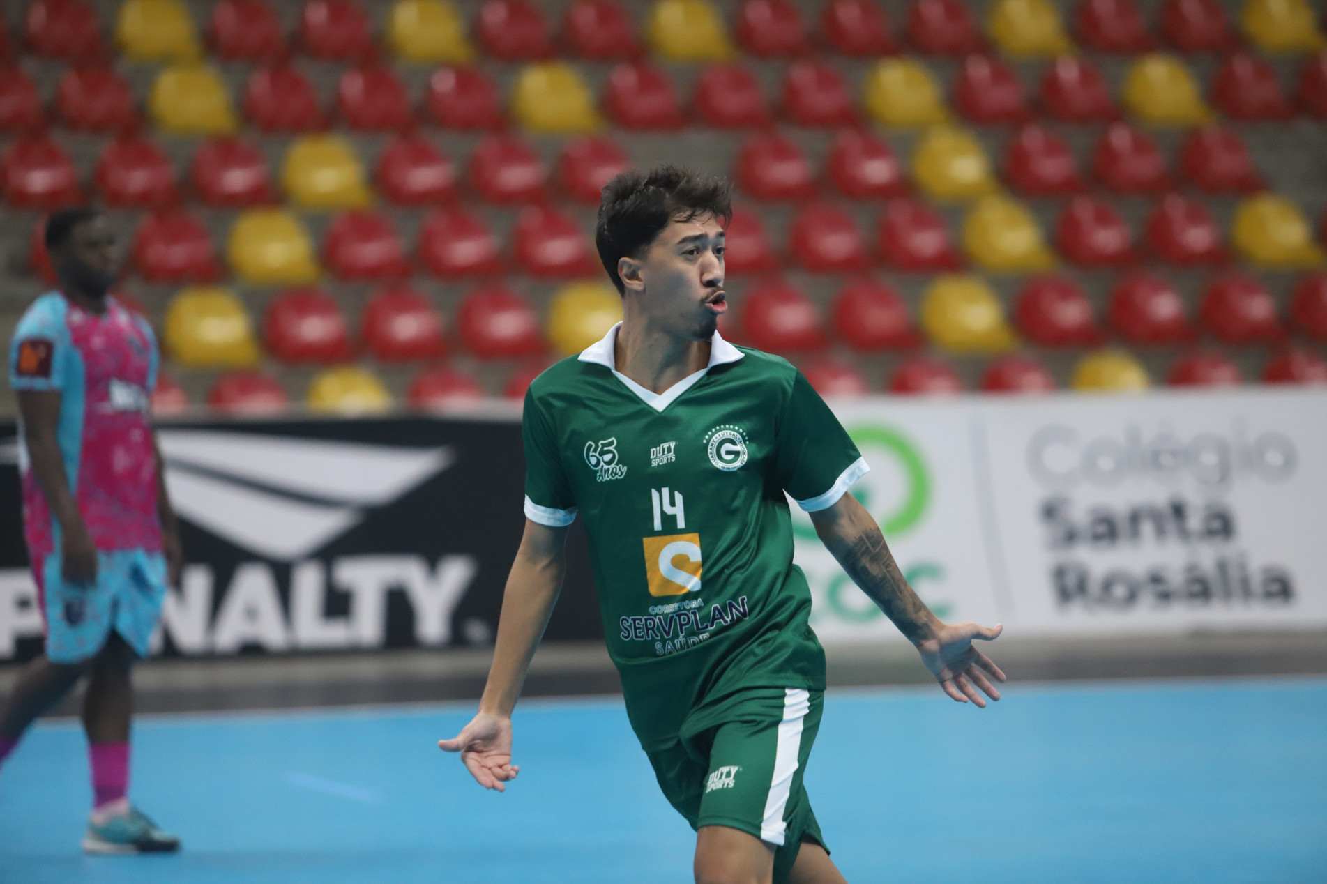 Gabriel Lima, número 14, comemora o gol da vitória do Guarany Futsal
