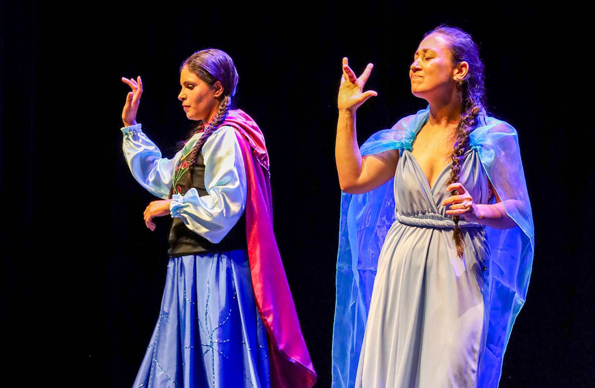 Aula-espetáculo utiliza expressões corporais e faciais para ampliar a percepção musical da comunidade surda
