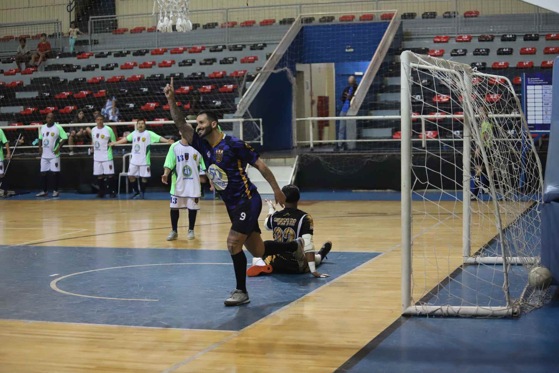Guilherme, número 9, anotou dois gols na vitória do Treze Futsal