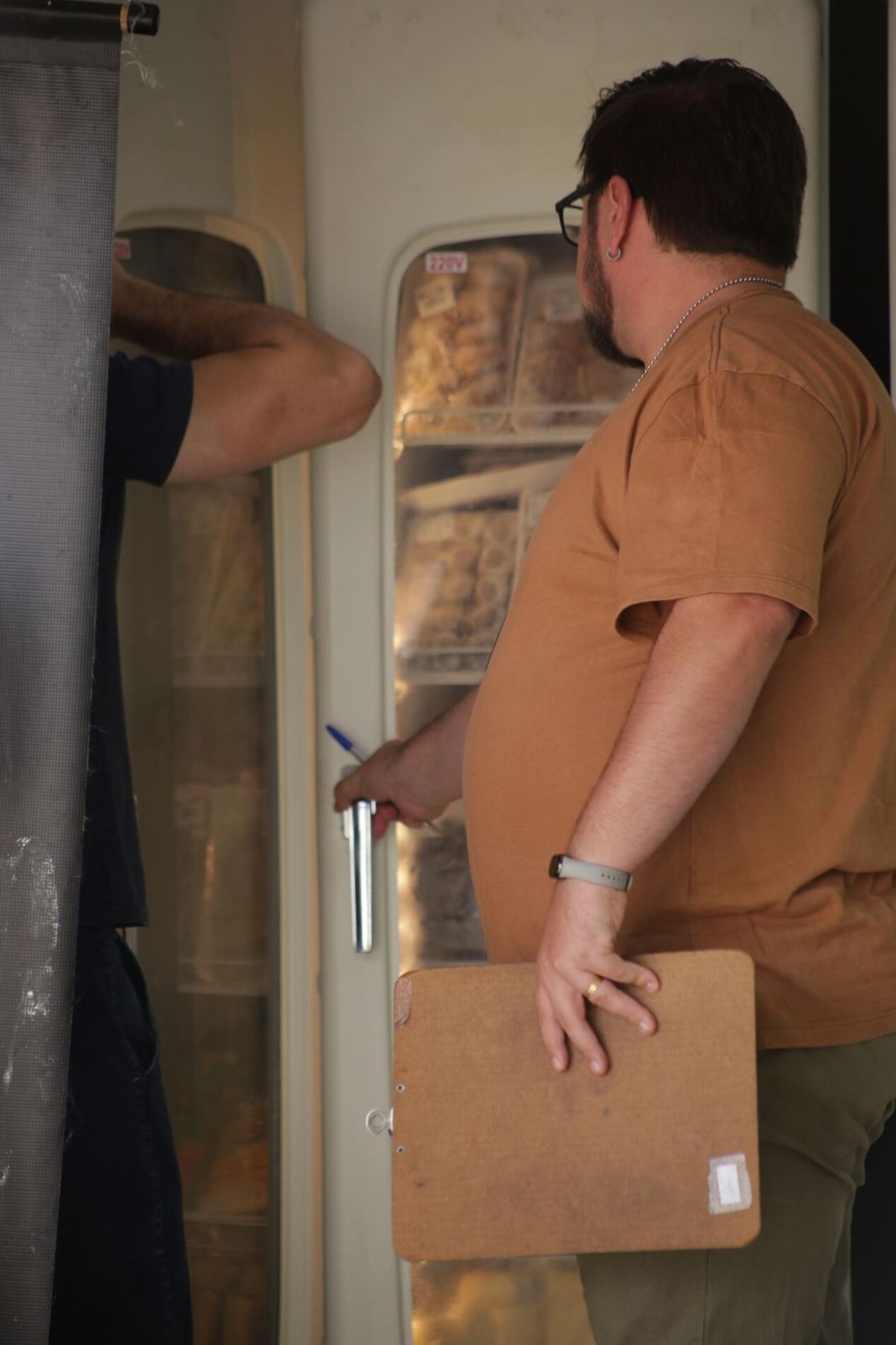 Durante a fiscalização conjunta da Polícia Civel e vigilância sanitária, foram encontrados produtos impróprios para consumo, além de itens expostos sem proteção e sem etiquetagem adequada