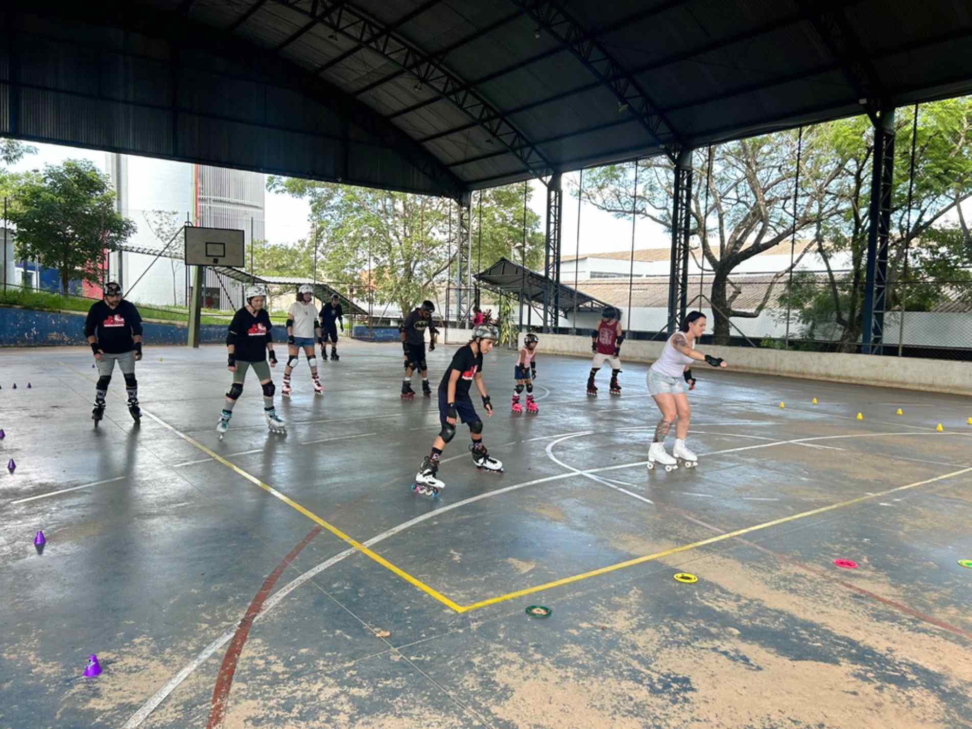 Criada em 2025, iniciativa independente utiliza quadra pública na zona oeste e aposta na formação técnica, na segurança e no fortalecimento de vínculos