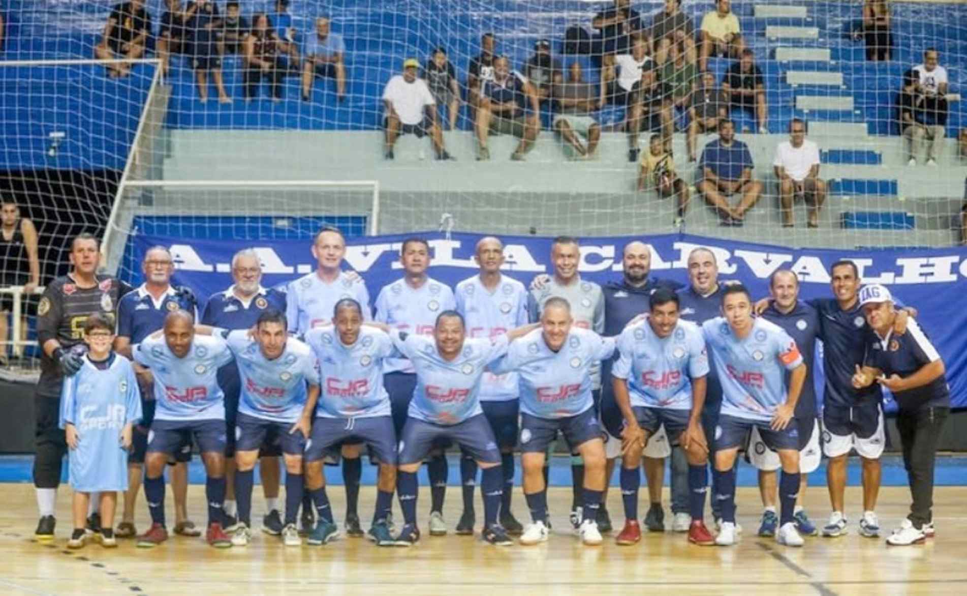 Jogadores do Vila Carvalho entram em quadra hoje no Ginásio Municipal Gualberto Moreira
