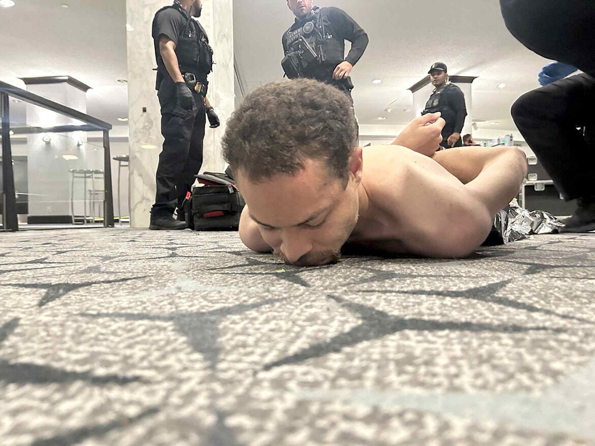 Cole Allen, 31 anos, foi dominado antes de ferir alguém 
