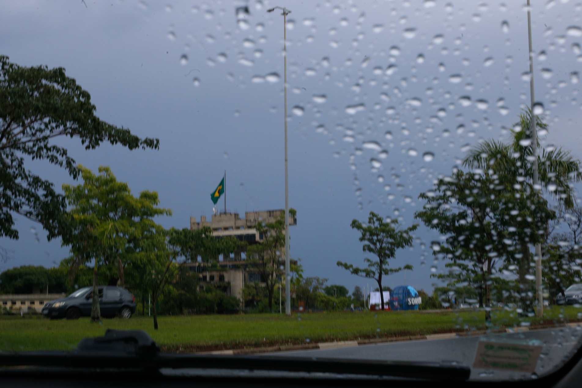 Previsão indica sol, calor e pancadas de chuva no início, com melhora a partir de quarta e tempo estável no feriado
