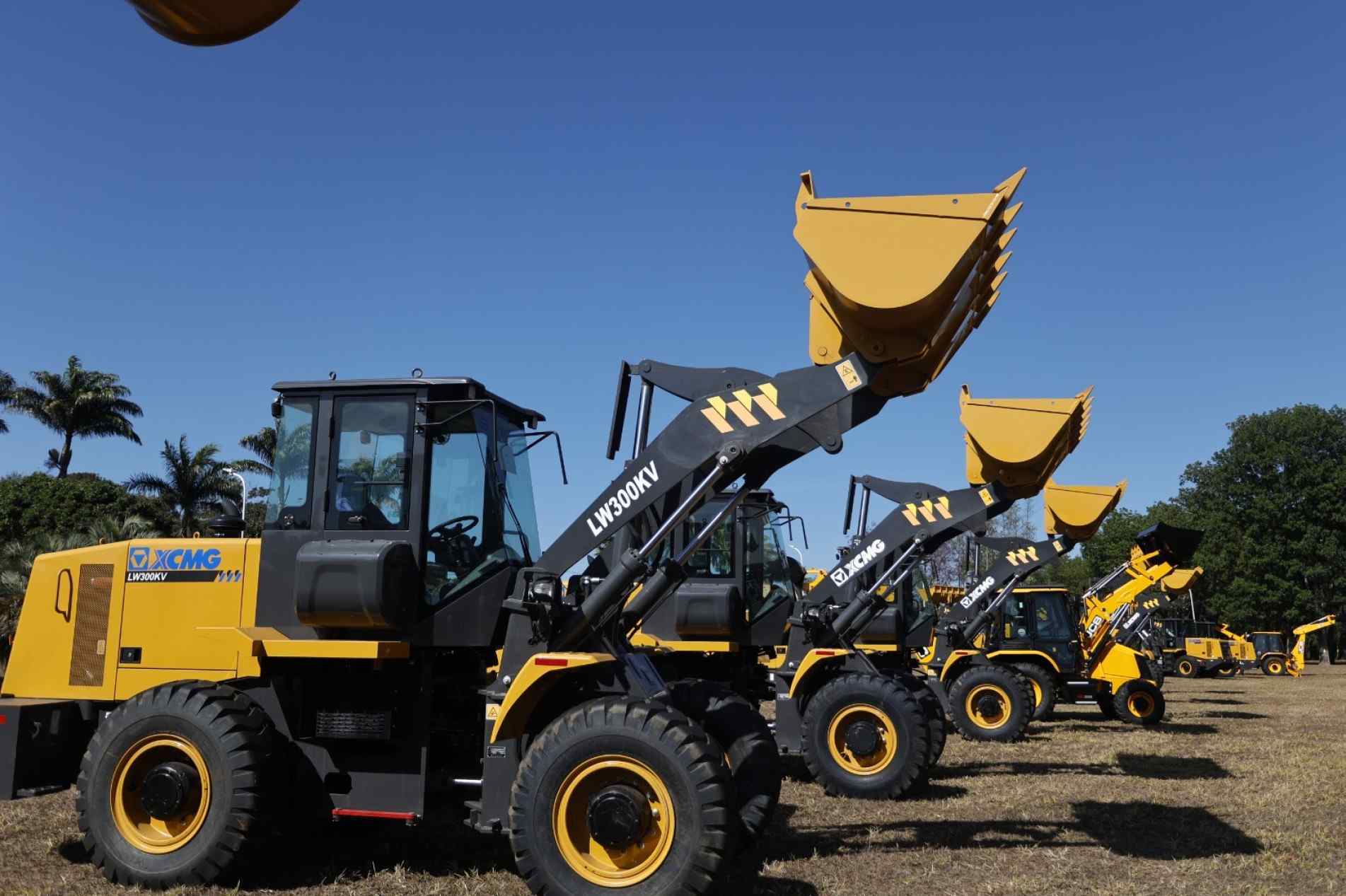 Maquinários agrícolas como tratores, retroescavadeiras, motoniveladoras e outros equipamentos serão destinados a várias cidades paulistas 