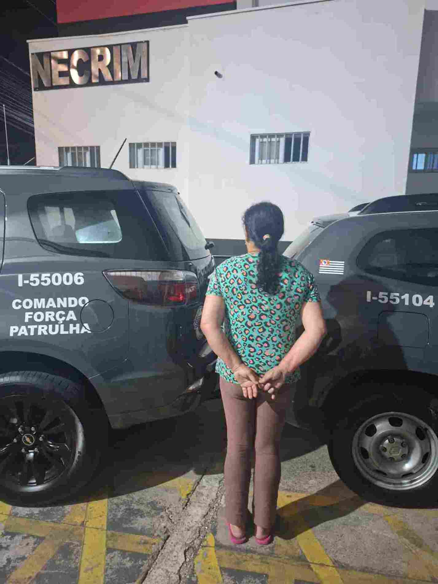 Ela foi encaminhada ao Plantão Policial, onde teve confirmada a condição de procurada, com pena a cumprir de 7 anos e 8 meses em regime fechado