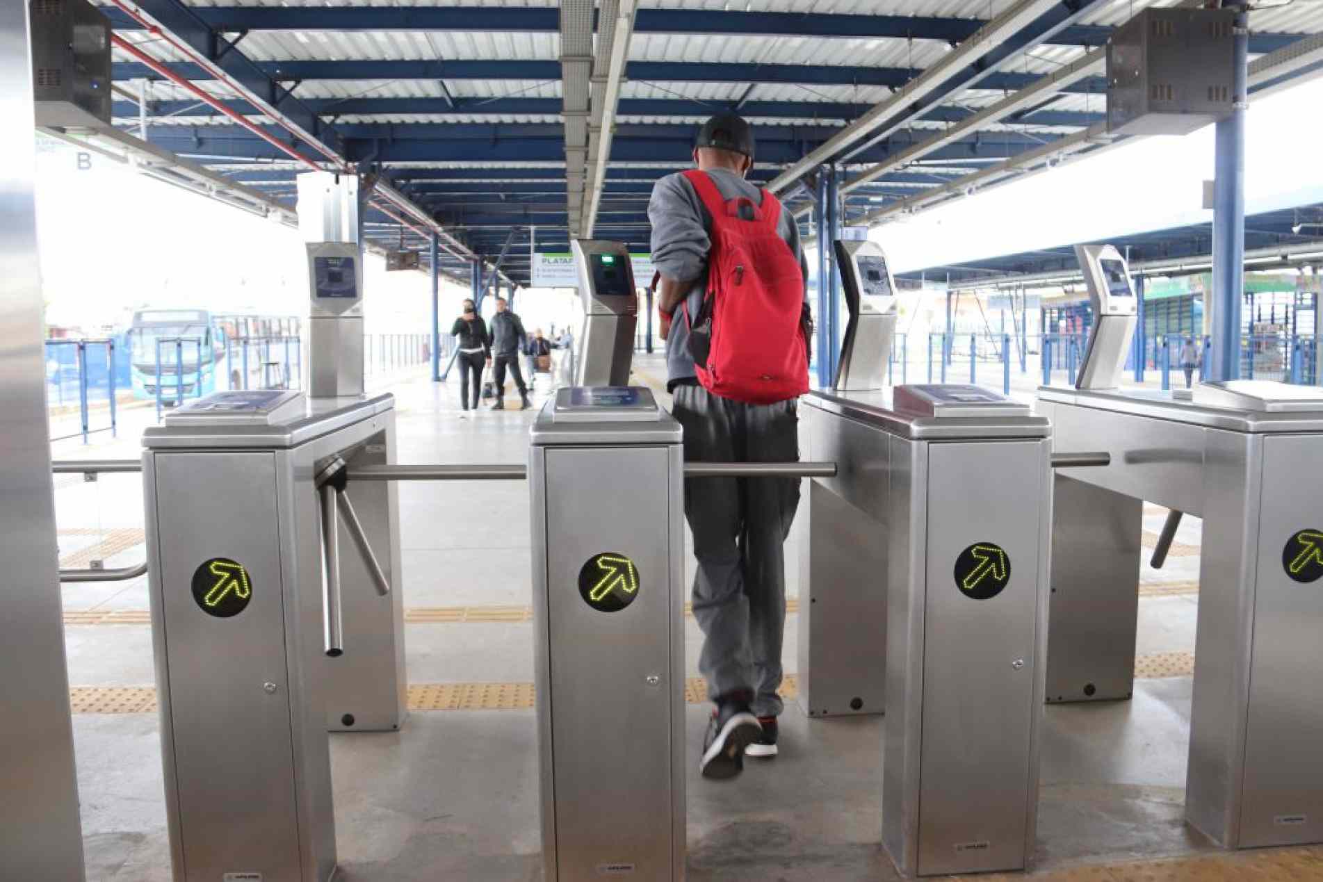 O benefício será concedido em forma de créditos no cartão de transporte, com quantidade limitada ao número de viagens necessárias para ida e volta às aulas, conforme a frequência informada pela instituição. 