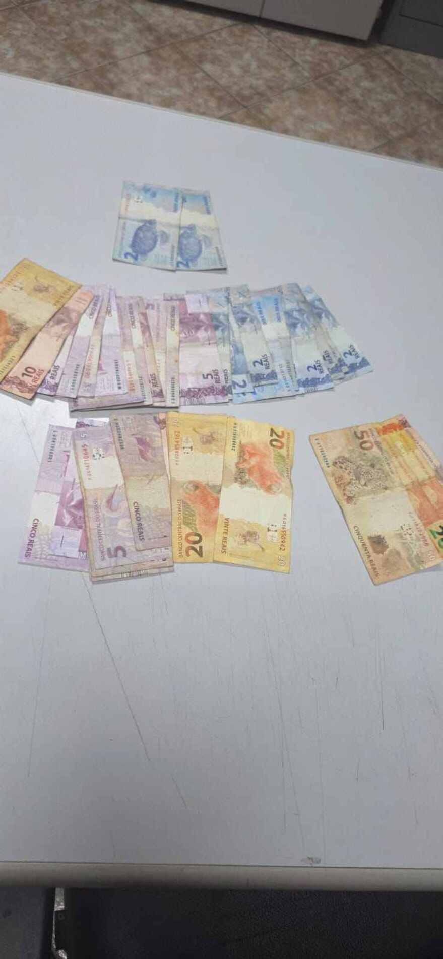 Foram apreendidas 60 porções de cocaína, nove porções de maconha e R$ 304 em dinheiro