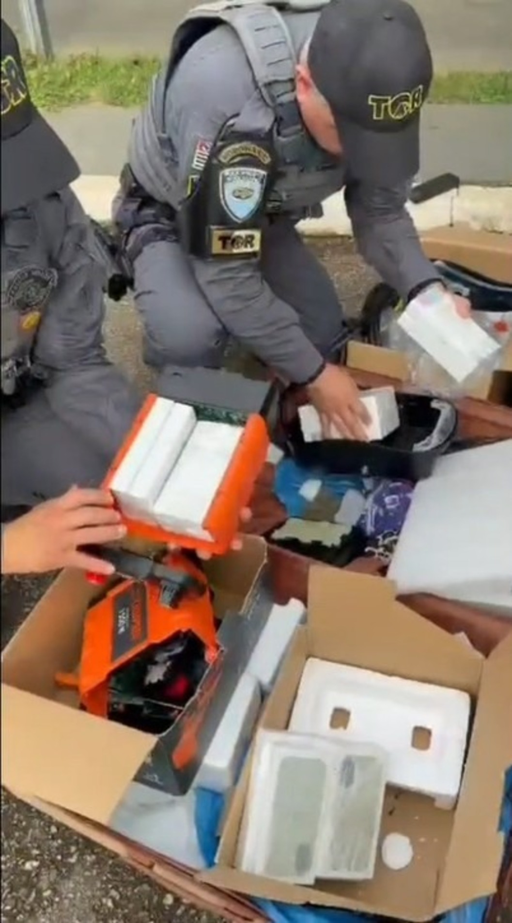outra passageira admitiu que transportava equipamentos eletrônicos mediante pagamento. Durante vistoria na bagagem, os policiais encontraram diversos aparelhos celulares escondidos no interior de objetos