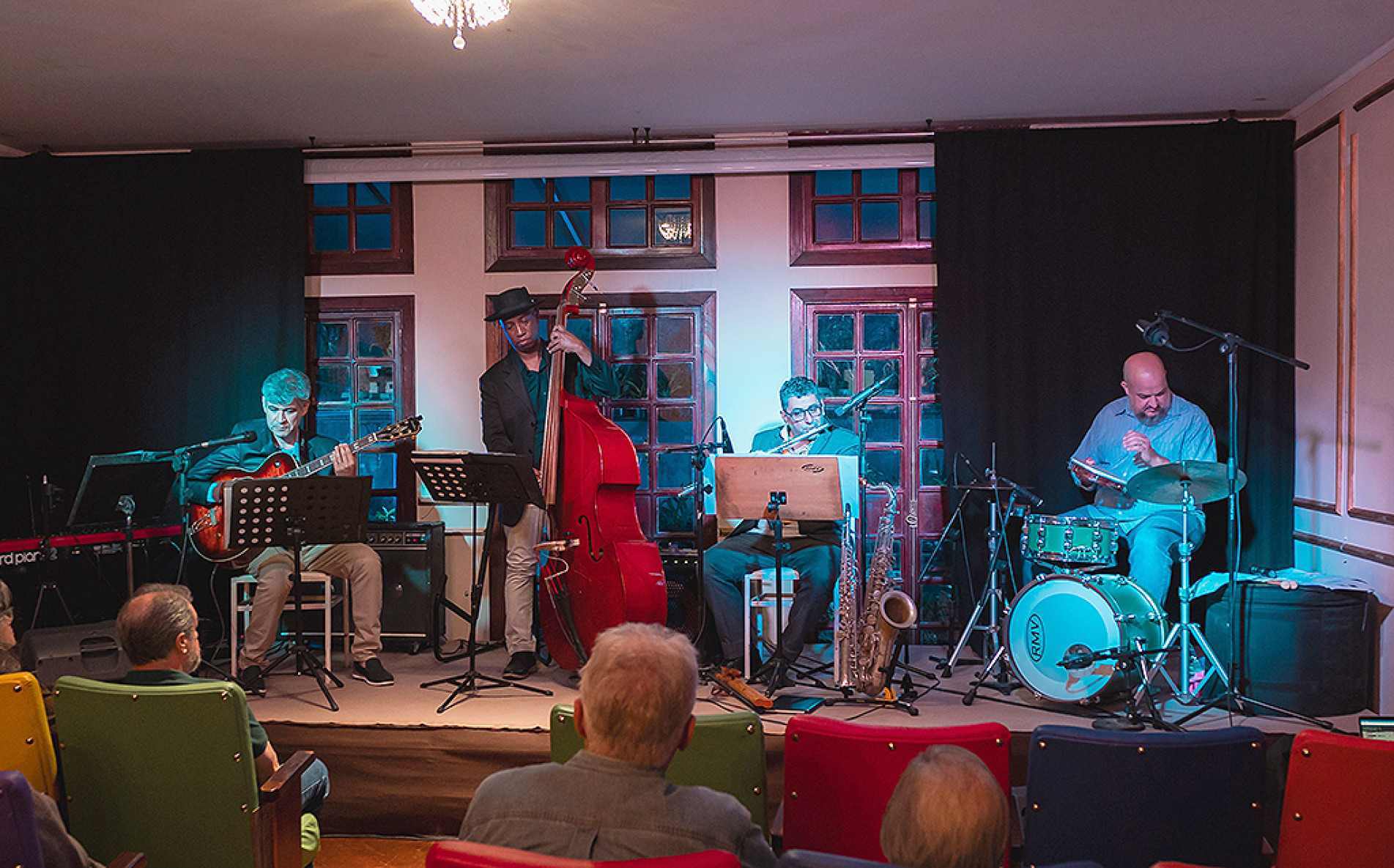 Trio durante apresentação no Jardim Santa Rosália: sonoridade minimalista que privilegia o diálogo entre os instrumentos
