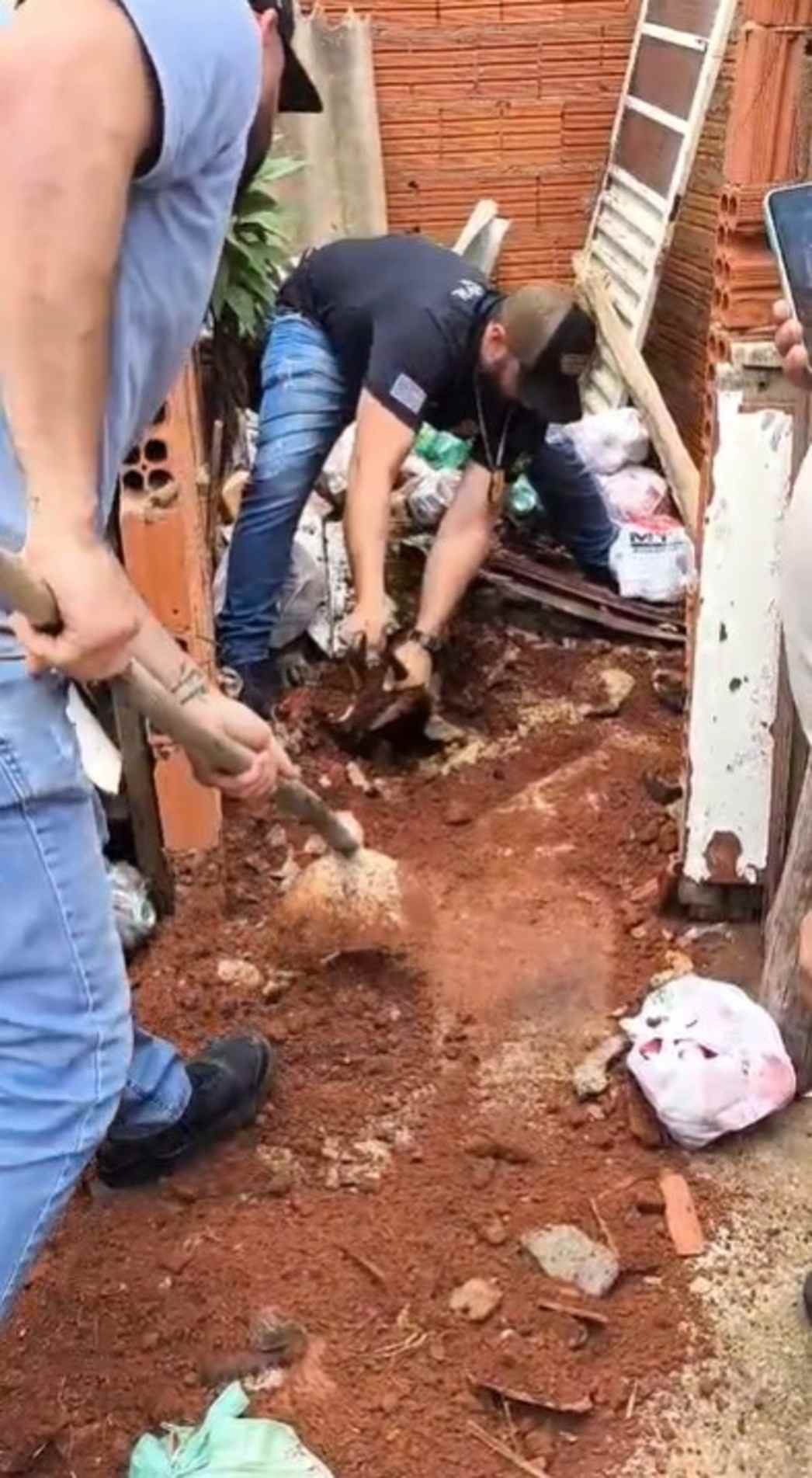 O padrasto confessou o crime no dia 14 de outubro de 2025 e foi preso em flagrante