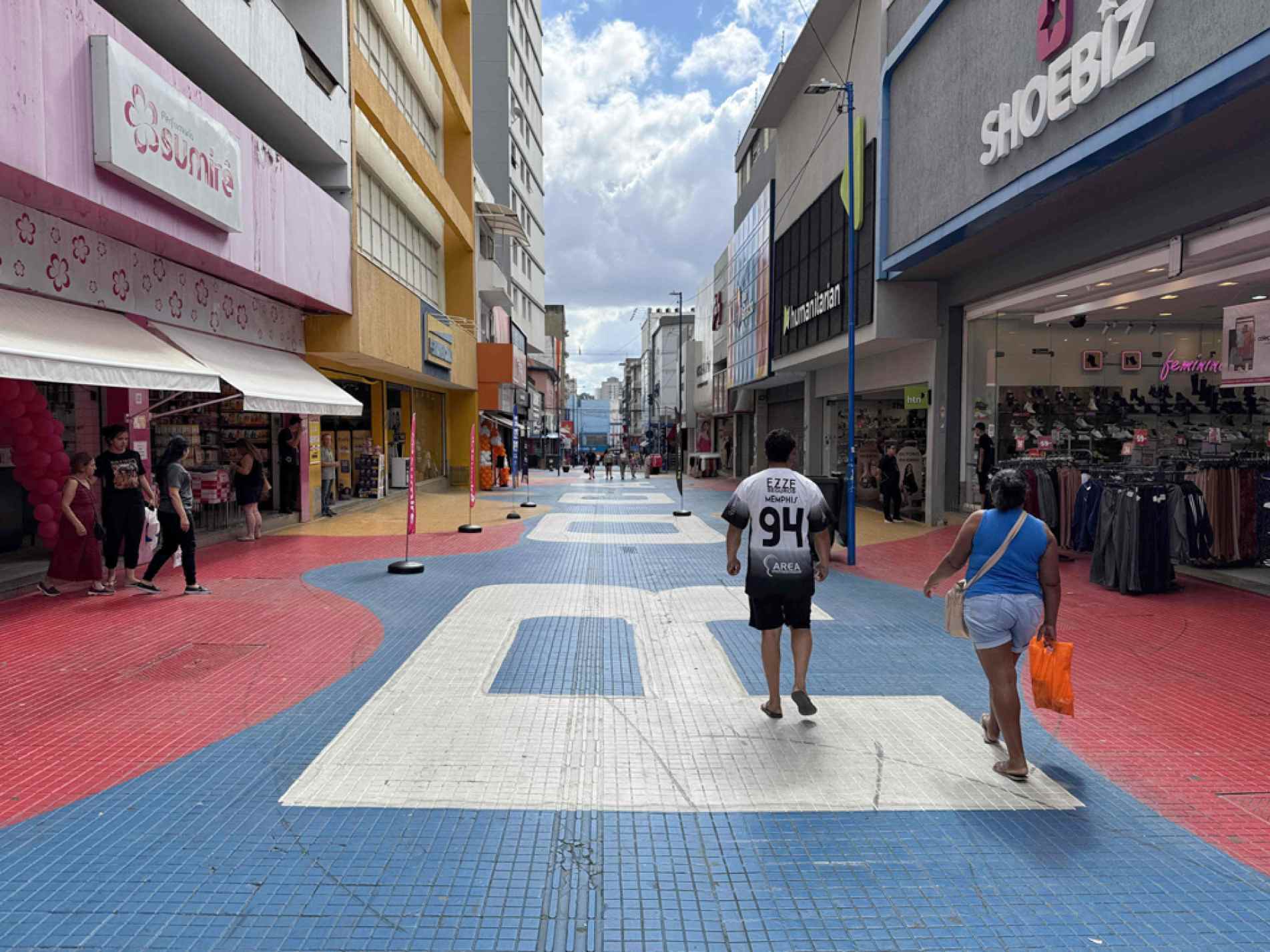  Serviços lideram geração de vagas e jovens entre 18 e 24 anos concentram maior parte das contratações
