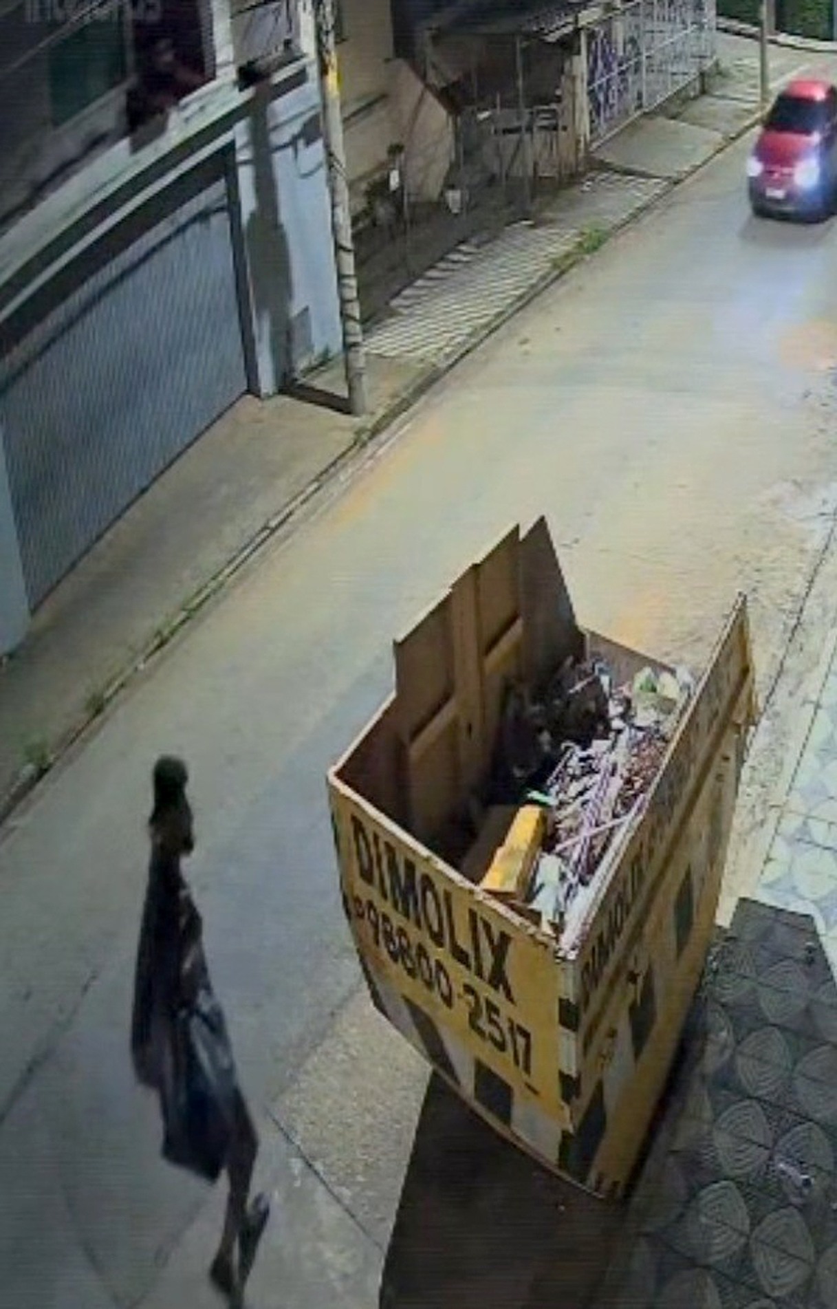 Câmera de segurança gravou imagens de suspeito; 
Porta foi deixada aberta e animais se assustaram
