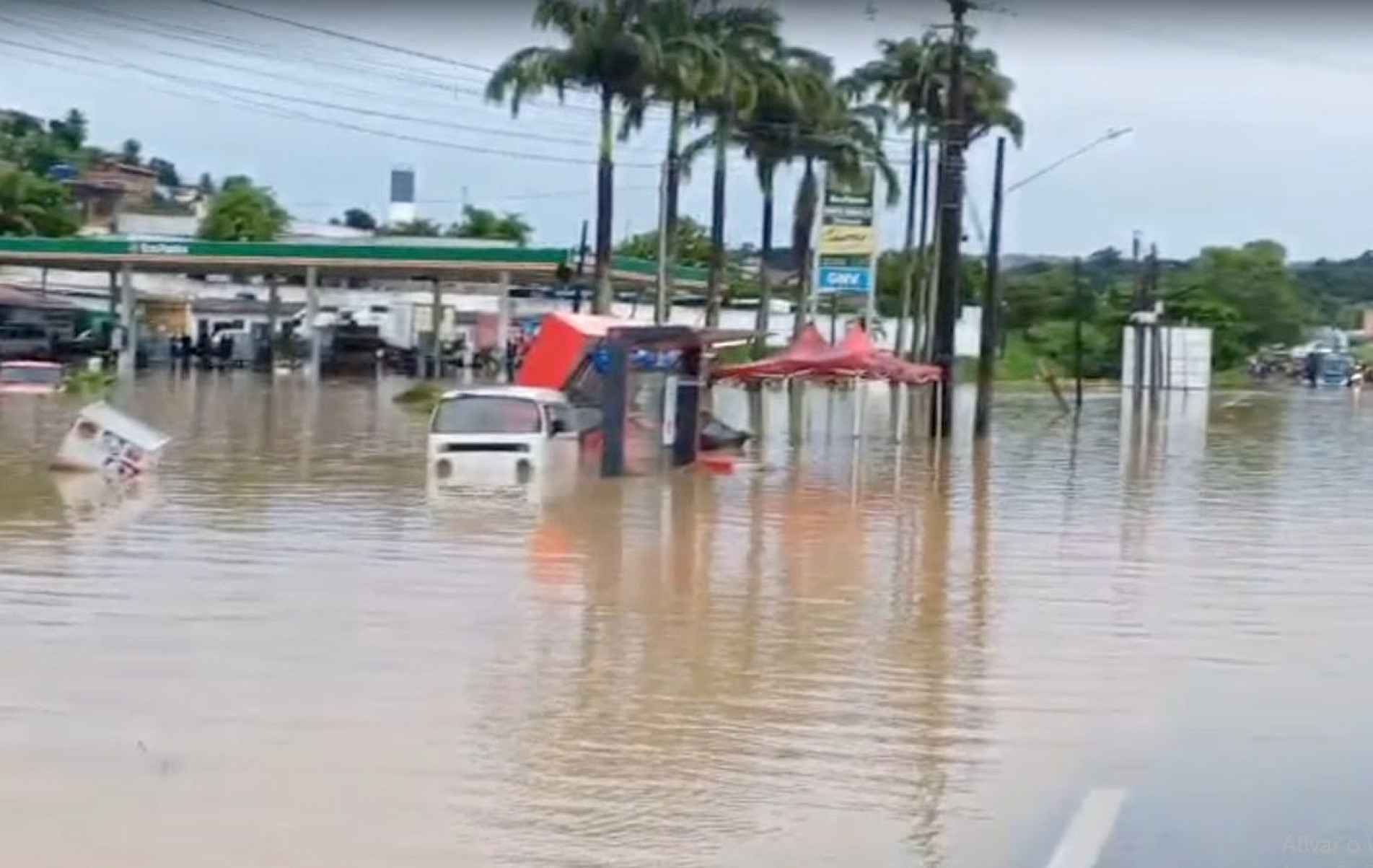 Região de Recife sofreu com alagamentos e deslizamentos

