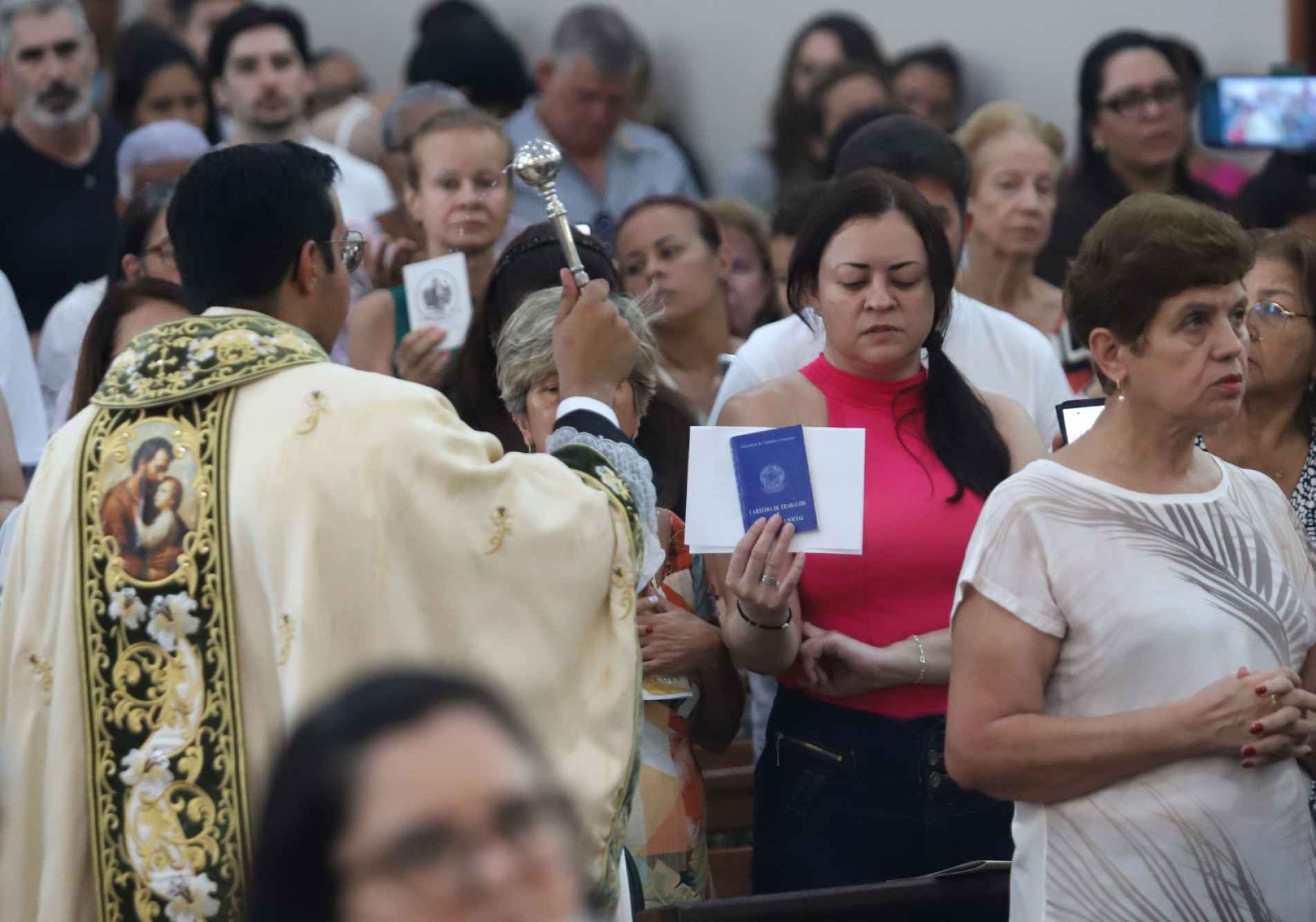 A tradição da bênção das carteiras de trabalho, realizada durante as missas, simboliza justamente esse elo entre fé, dignidade e sustento