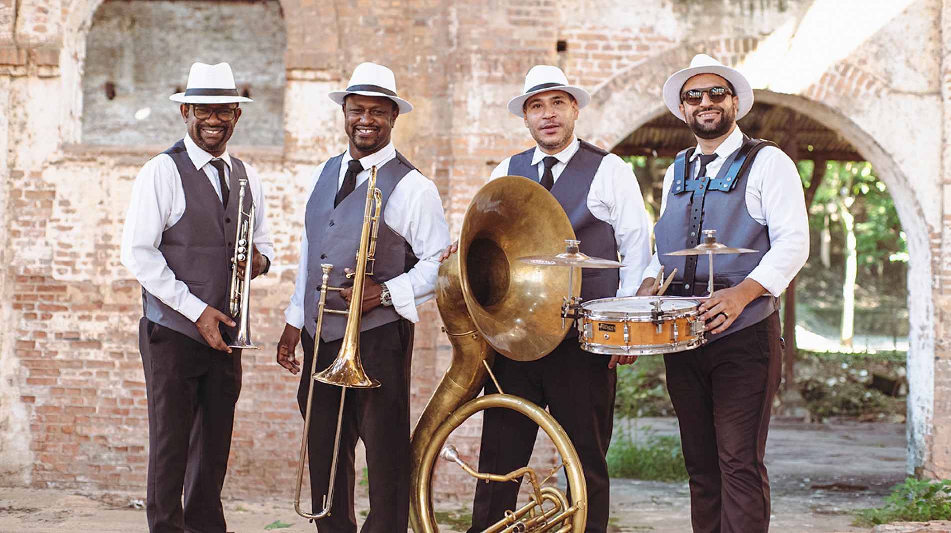 Banda integra programação cultural de evento que reúne antigomobilismo, música e lazer

