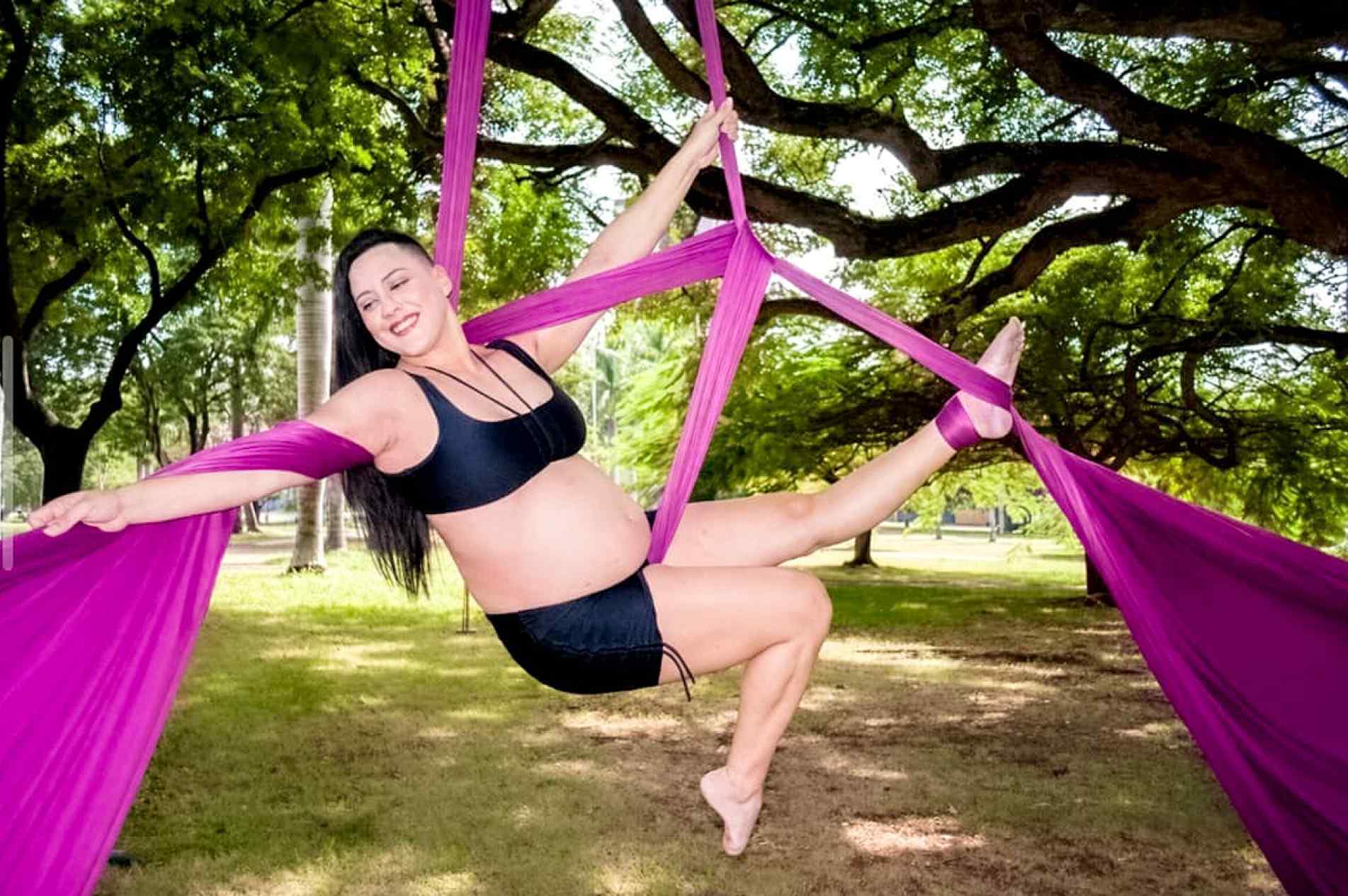 Mayra Ribeiro, grávida de 33 semanas e à espera de Maitê, encontrou formas de ajustar a atividade para reduzir impactos e riscos
