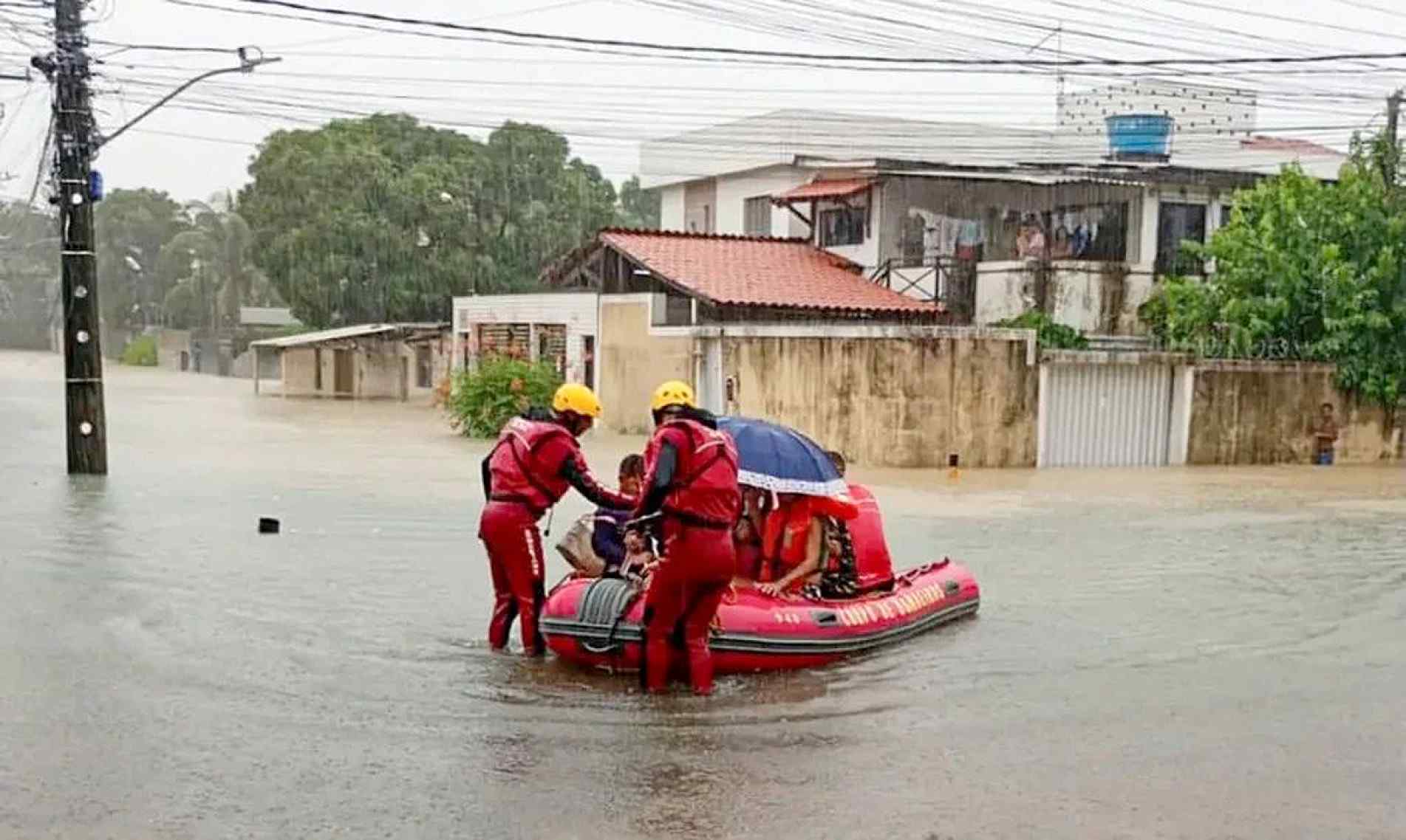 Bombeiros usaram botes para resgatar pessoas ilhadas
