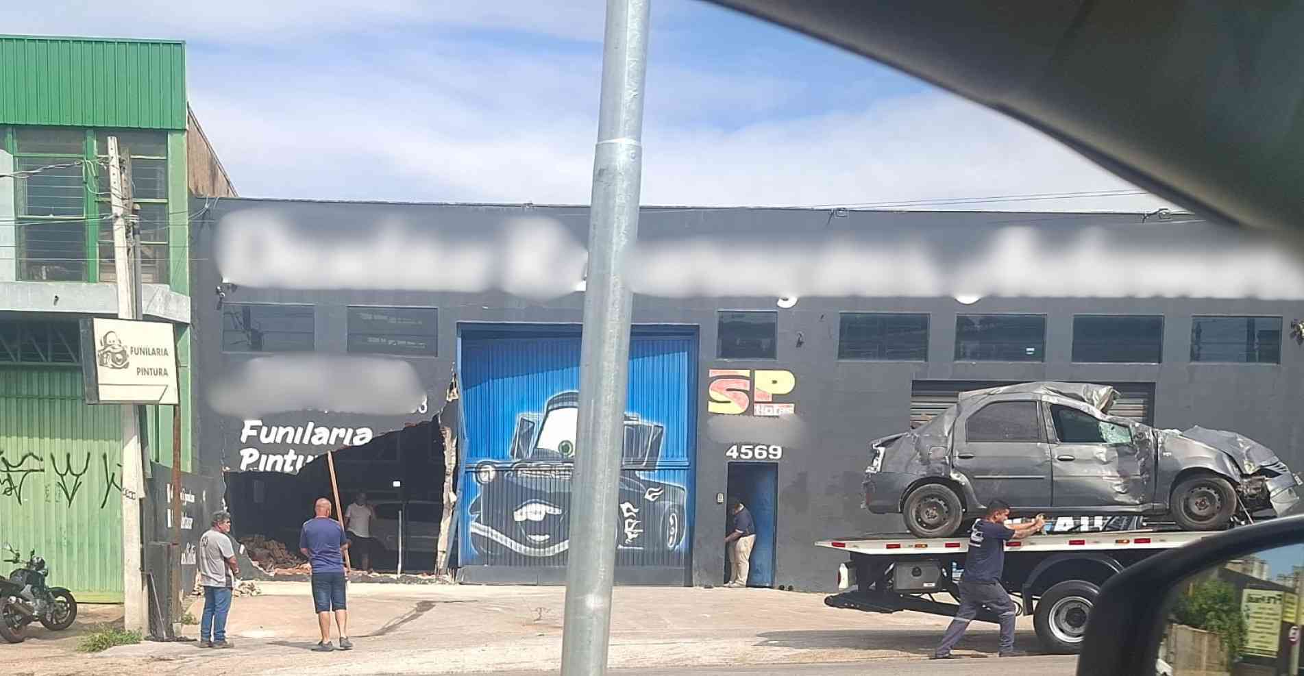 Os dois ocupantes do veículo estavam alcoolizados e sem o uso do cinto de segurança no momento do acidente