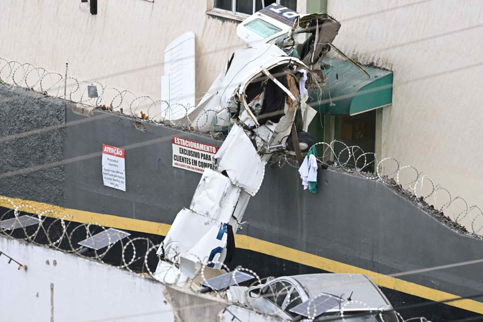Cinco pessoas estavam no avião e sobreviventes foram levados ao Hospital João 23
