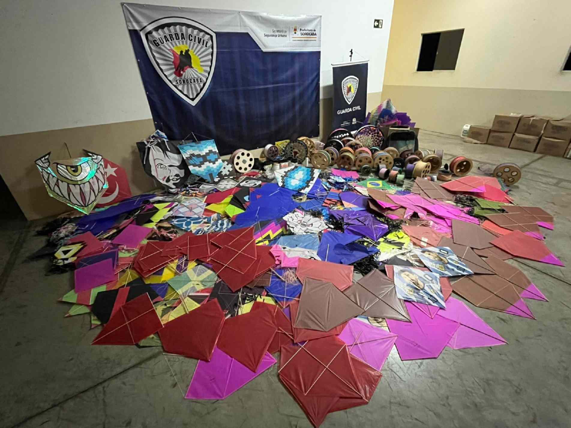 foram apreendidas aproximadamente 1.000 pipas e cerca de 100 carretéis com linhas contendo material cortante