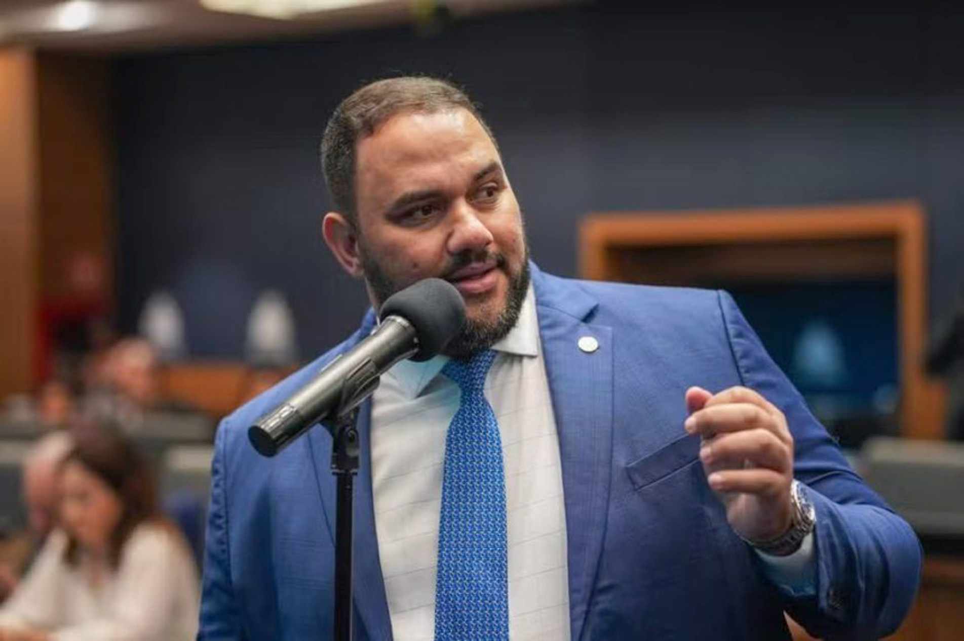 Parlamentar é acusado de liderar esquema em licitações