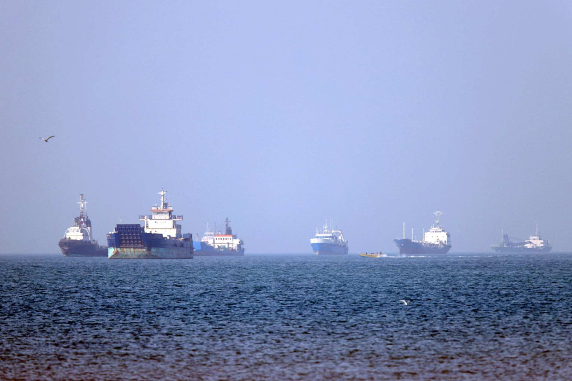 Navios comerciais estão parados devido ao conflito na região