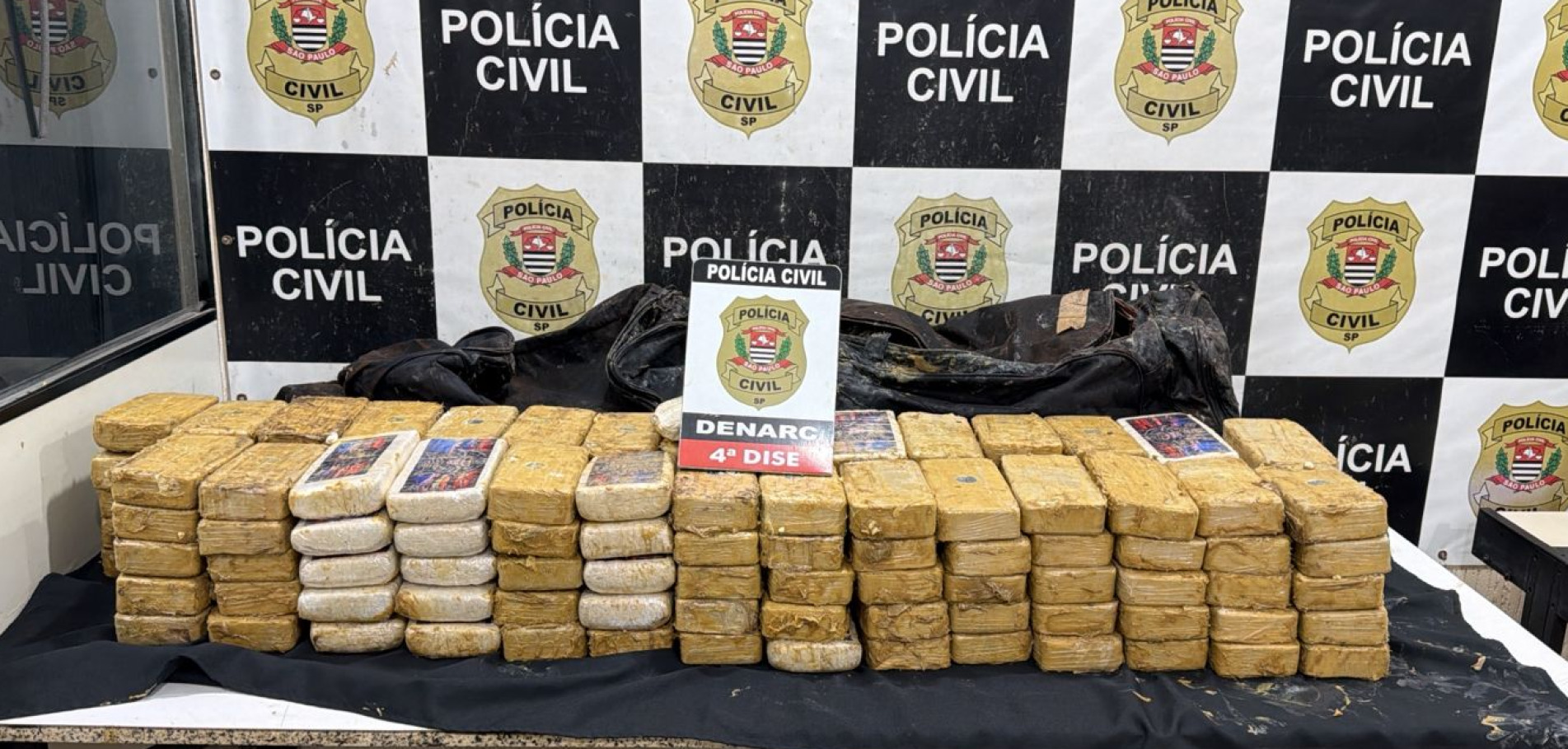 Foram apreendidos cerca de 156 quilos de cocaína