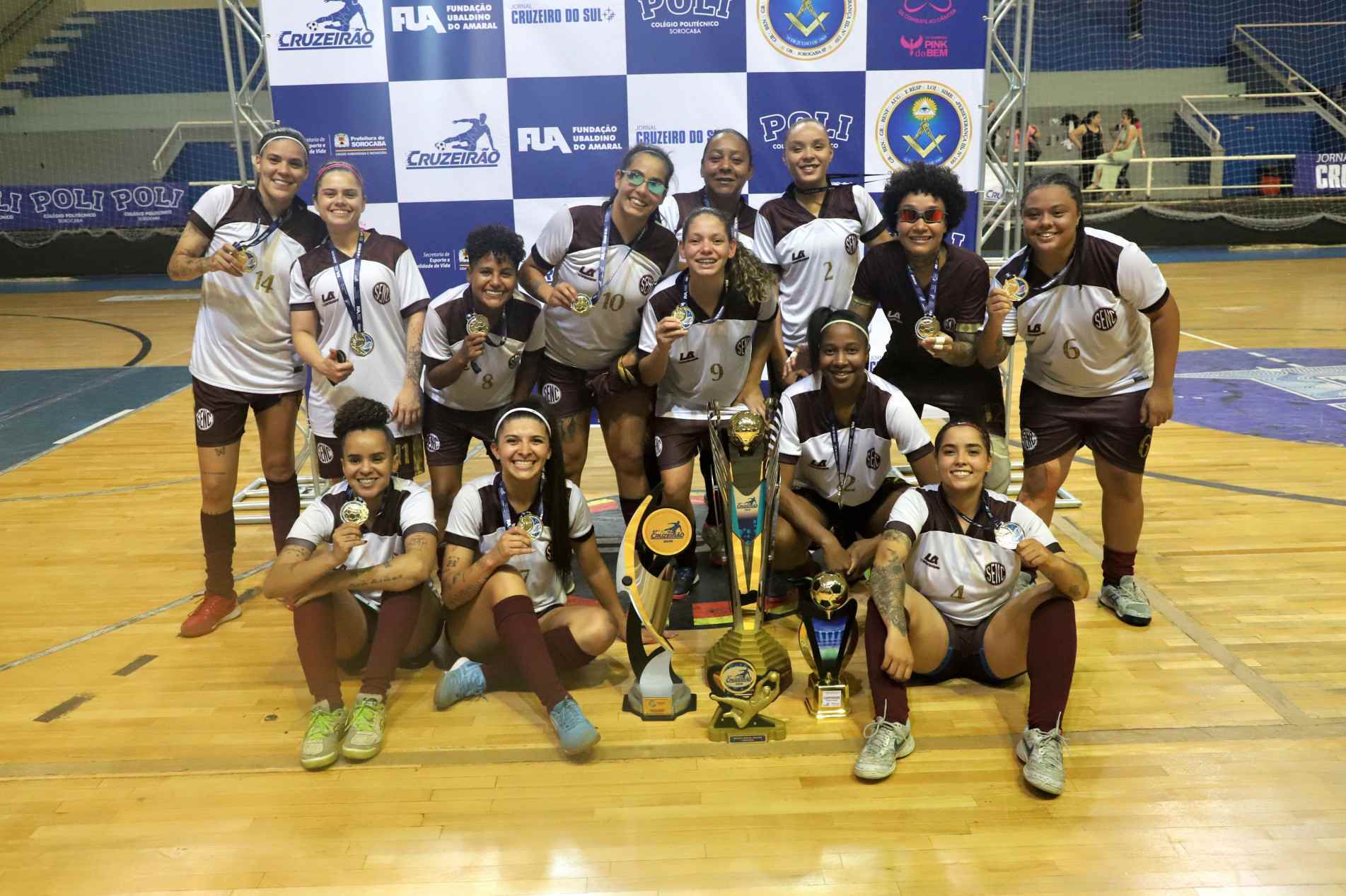 Jogadoras, torcedores e comissão técnica do time paulistano, além de diretores da FUA e representantes do Panathlon erguem o Troféu Anália Freitas Banietti: exibição de gala na final 