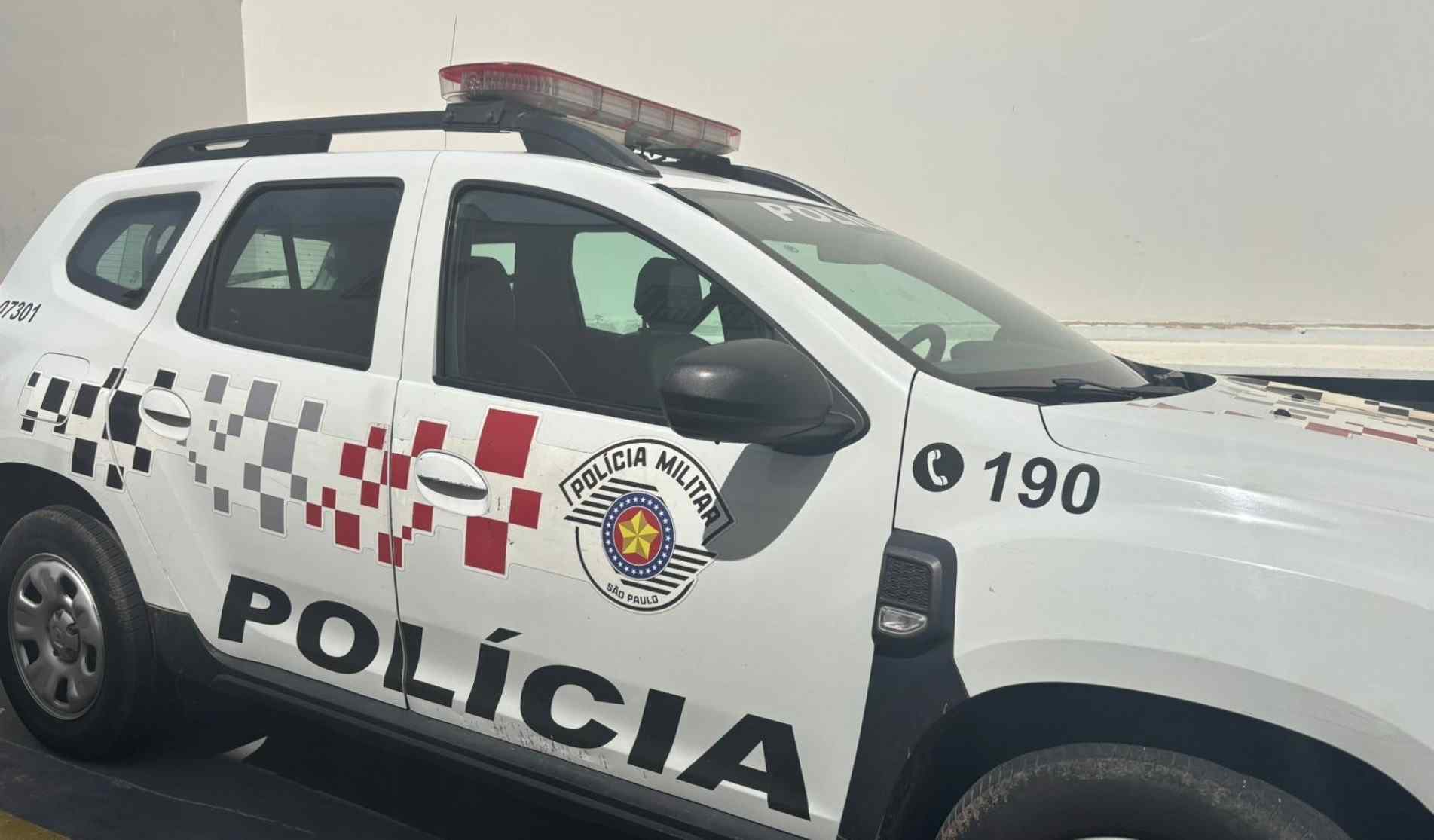 Briga em bar termina com dois homens feridos a faca em Alumínio