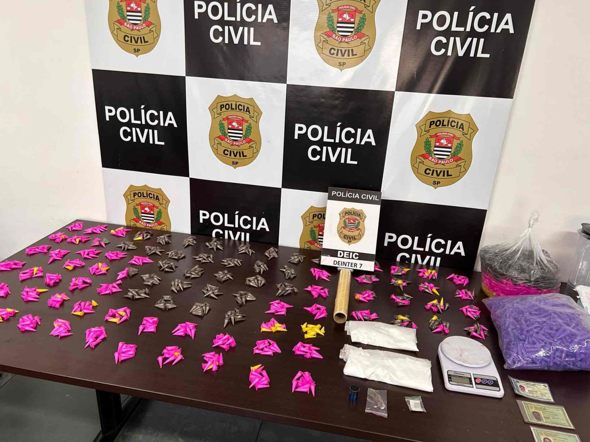 No local, foram apreendidas 940 porções de cocaína, três porções de maconha e cerca de 400 gramas de cocaína a granel