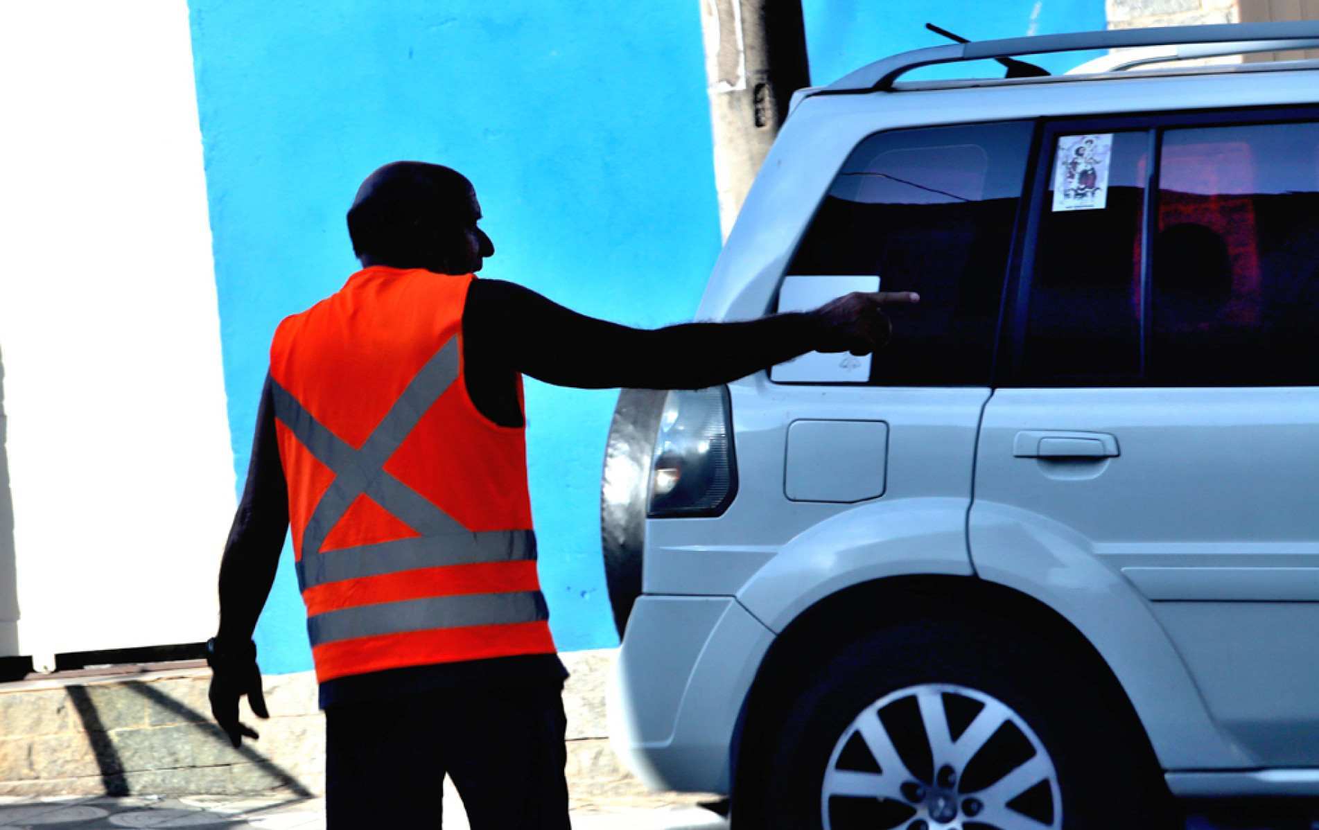 Prática é alvo frequente de reclamações de motoristas em diferentes regiões da cidade
