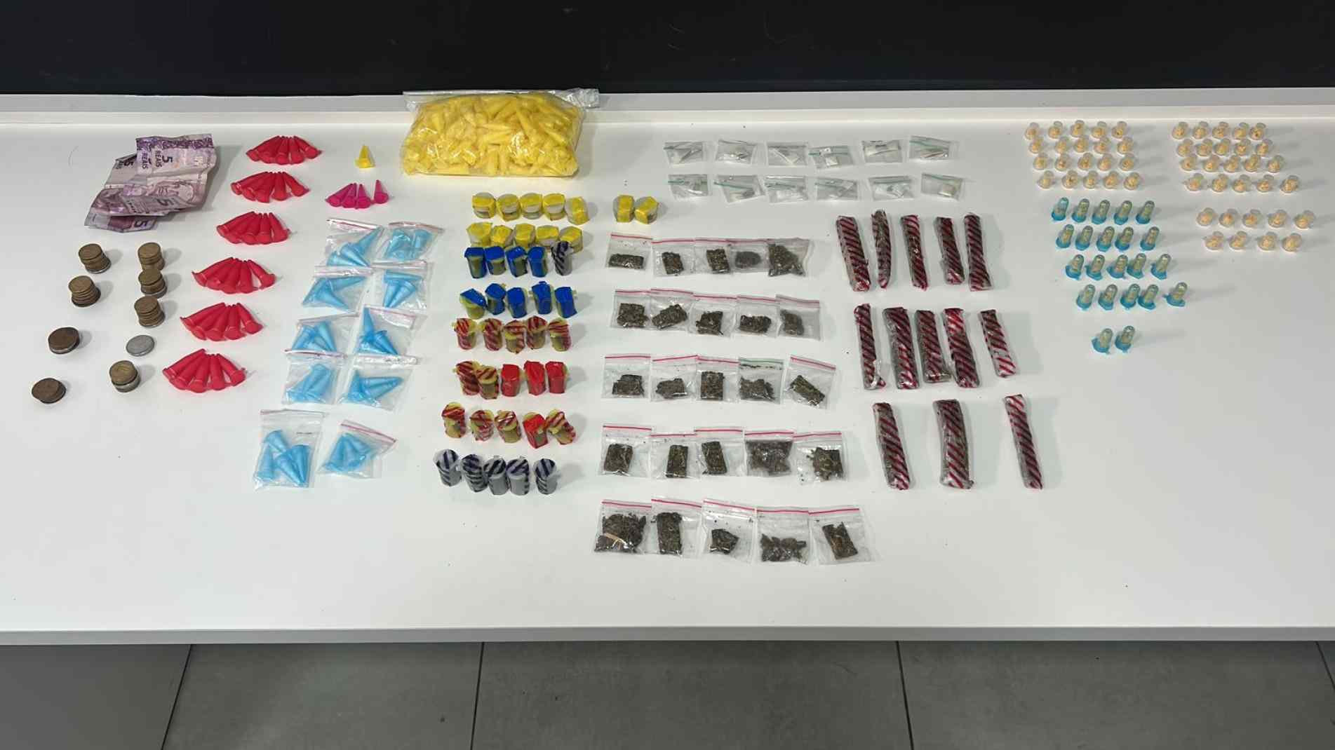O caso foi registrado como tráfico de drogas e captura de procurado
