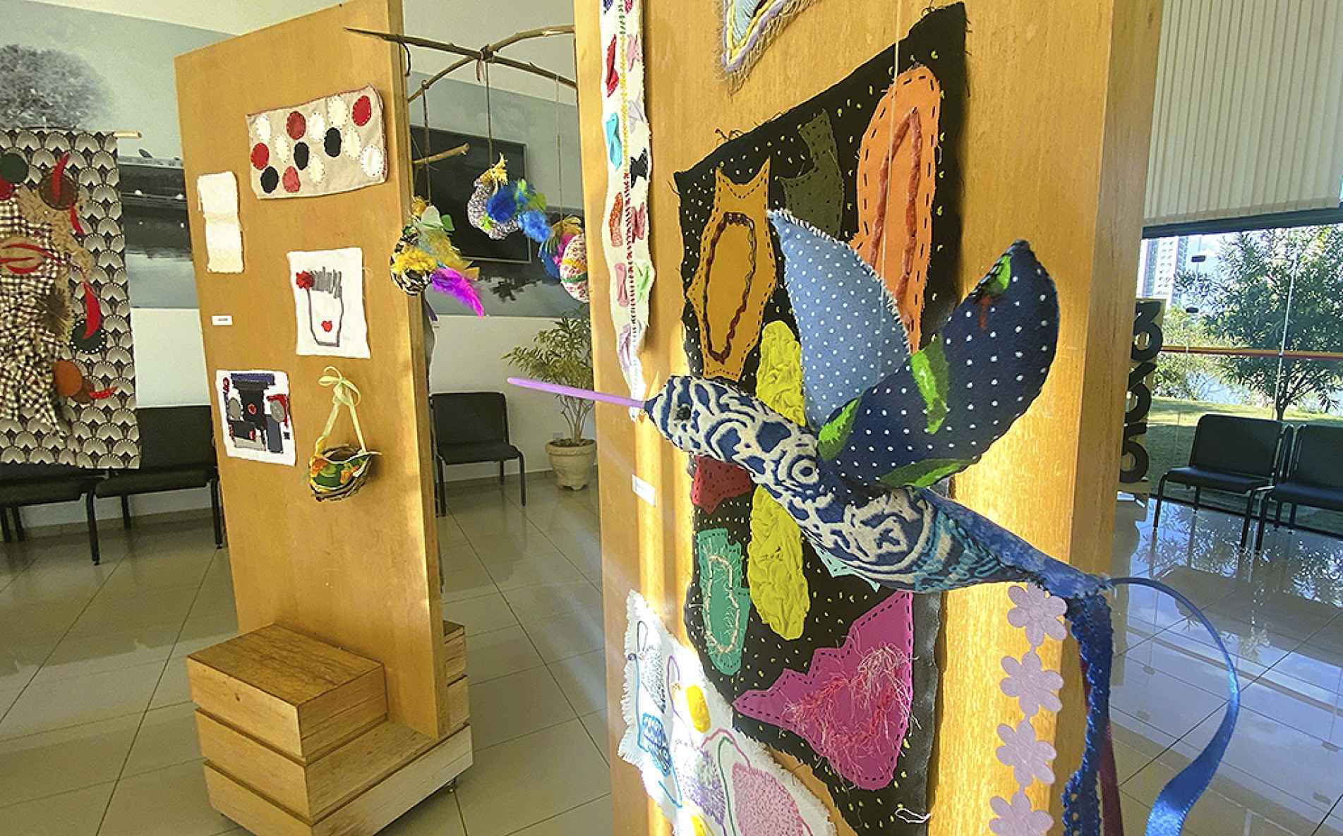 Com técnicas artesanais e uso de materiais reutilizados, exposição valoriza o fazer manual, o encontro coletivo e o resgate de conhecimentos ancestrais
