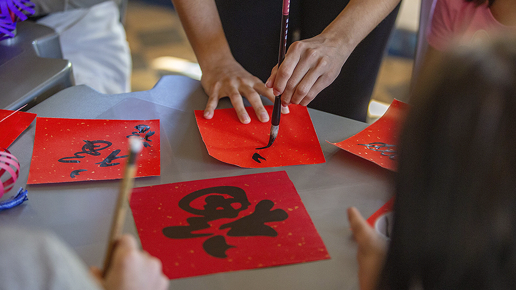 Programação gratuita, hoje e amanhã, conta com atividades artísticas inspiradas na escrita e nos símbolos da tradição oriental
