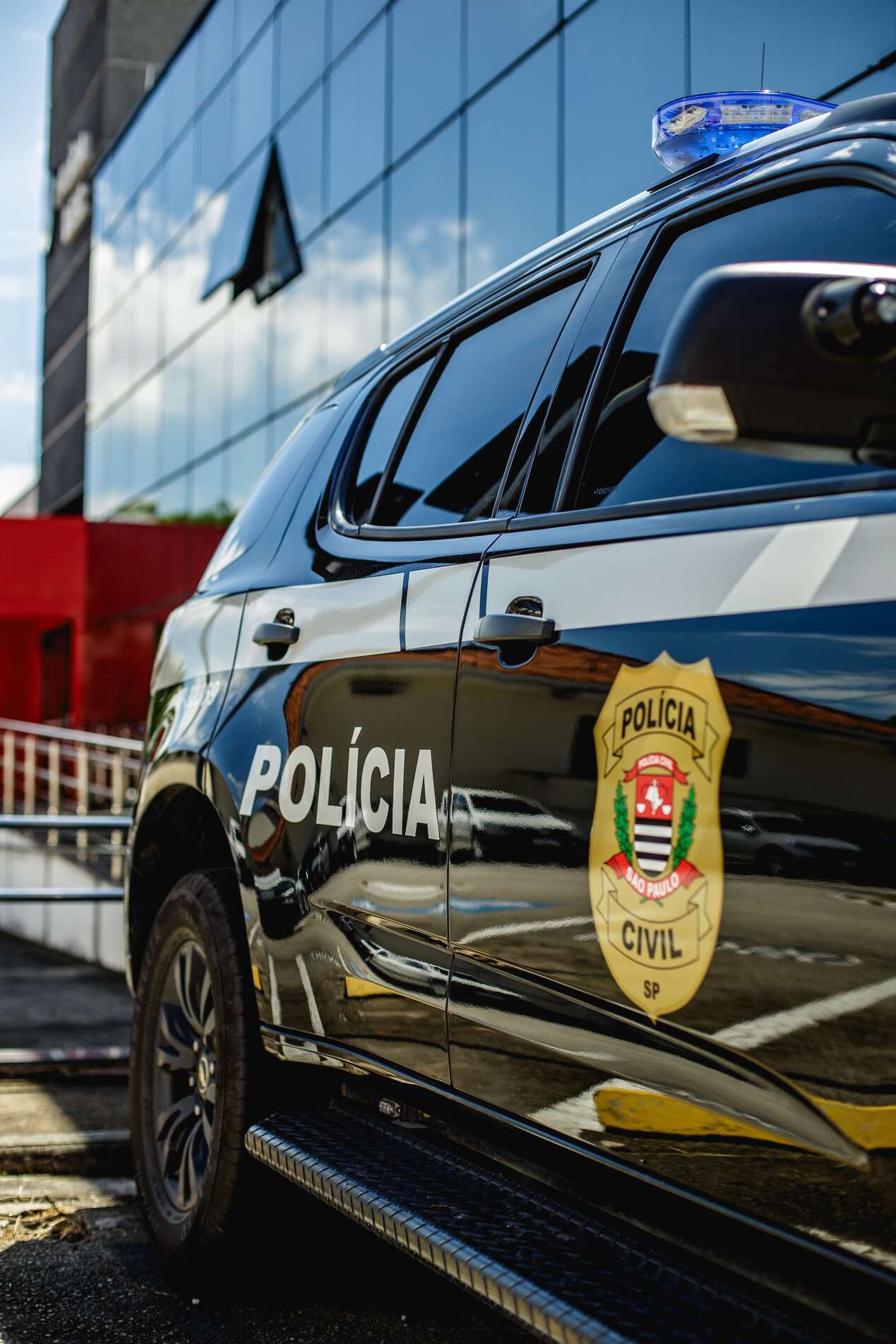 Estão sendo cumpridos 33 mandados de busca e apreensão e 9 mandados de prisão