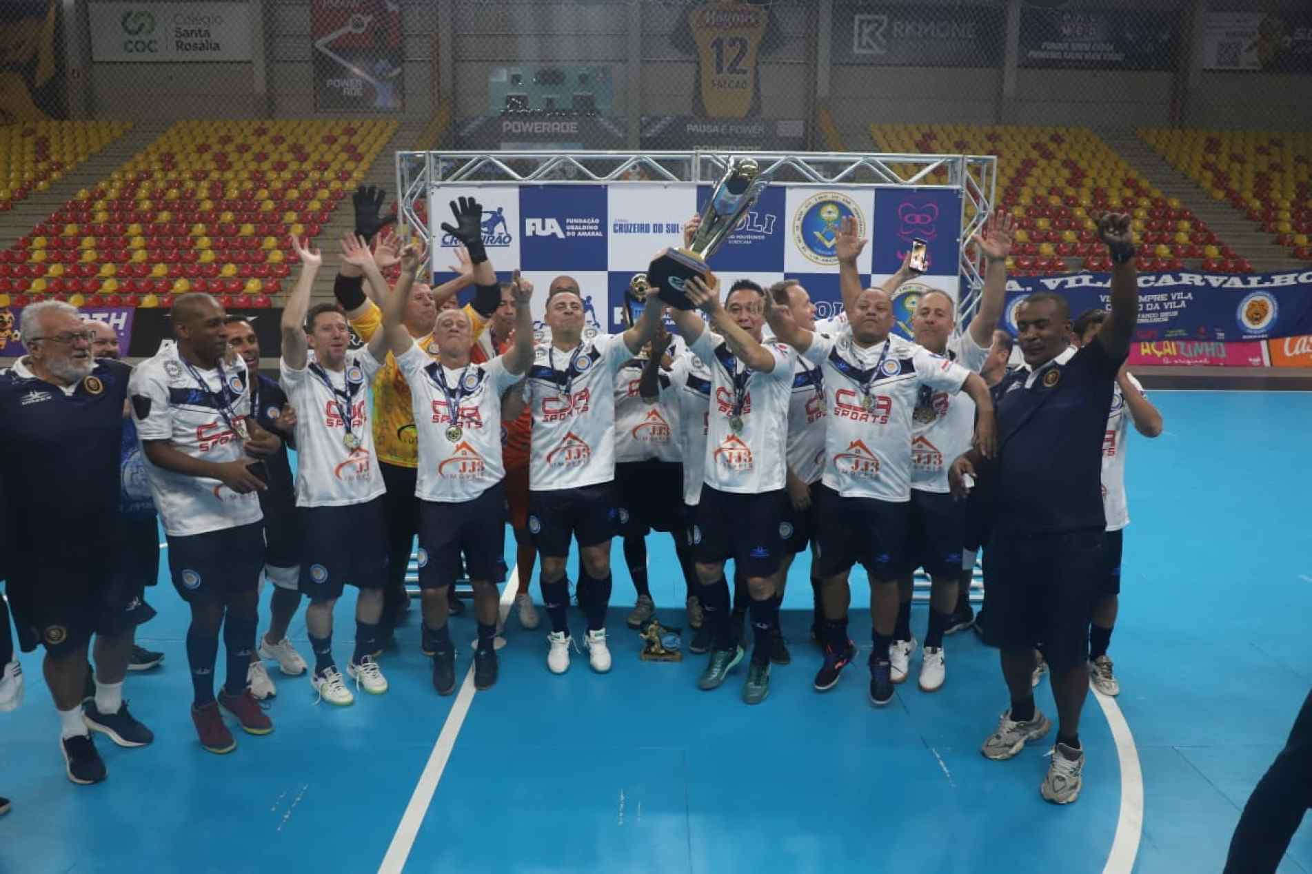  Alheios aos motivos que ocasionaram a ausência do adversário, jogadores e comissão técnica do Vila Carvalho receberam o troféu