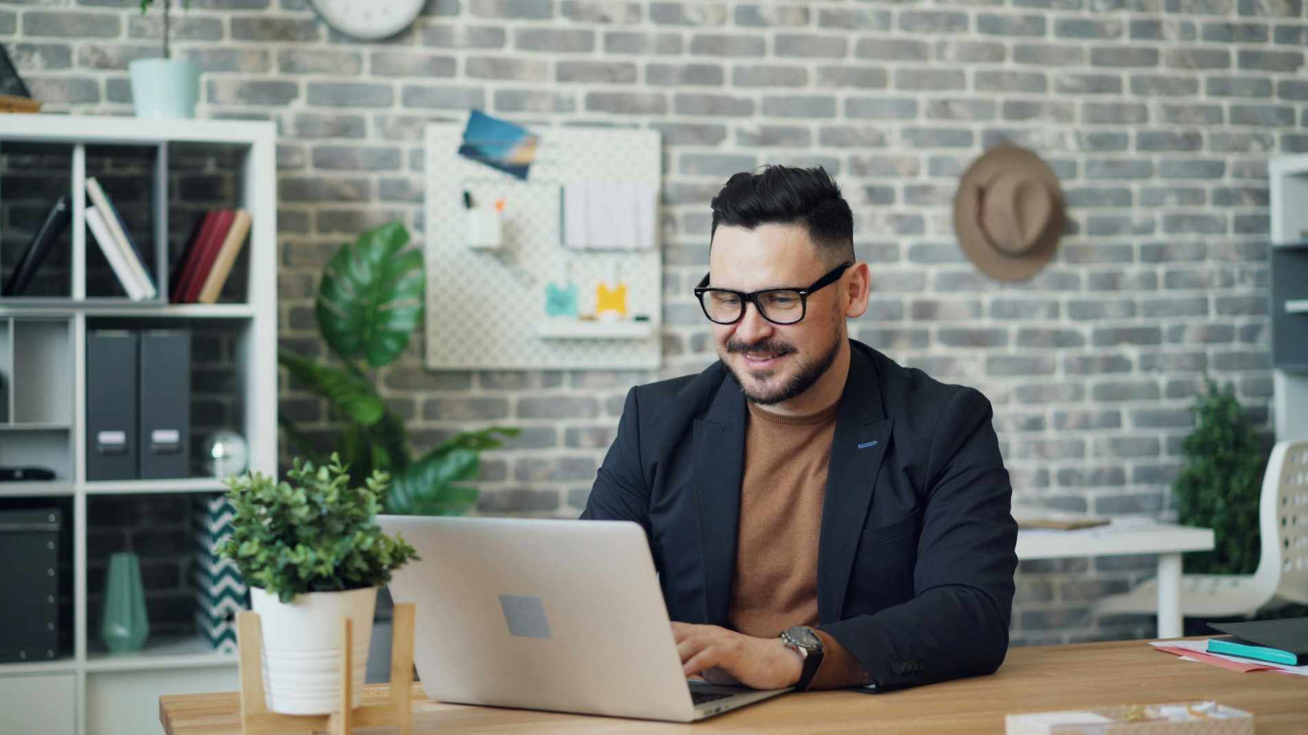 homem trabalha em ambiente de escritório moderno