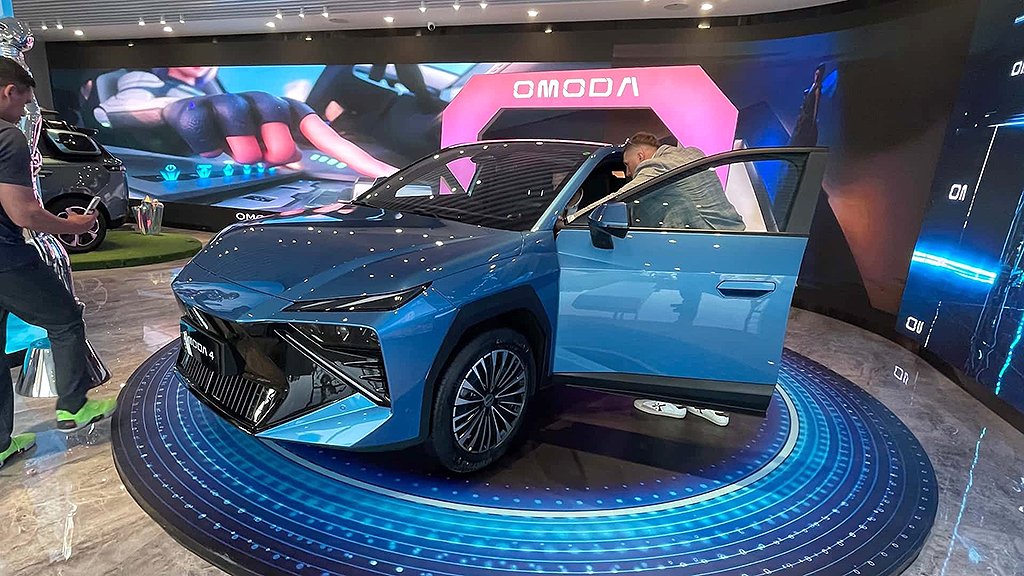 Marca chinesa busca público jovem com modelo futurista Omoda 4
