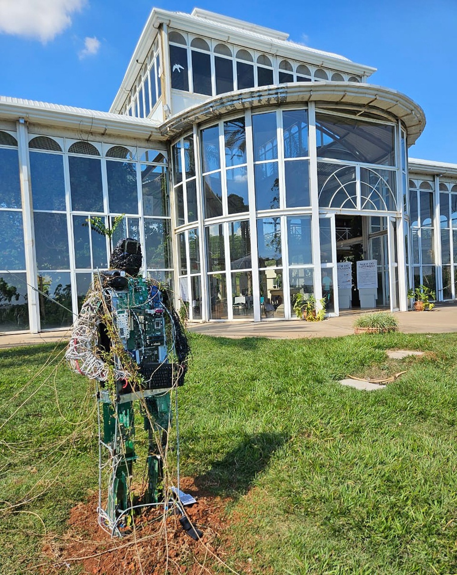 Mostra gratuita reúne obras de 13 artistas e propõe reflexão sobre criatividade, memória e trabalho manual
