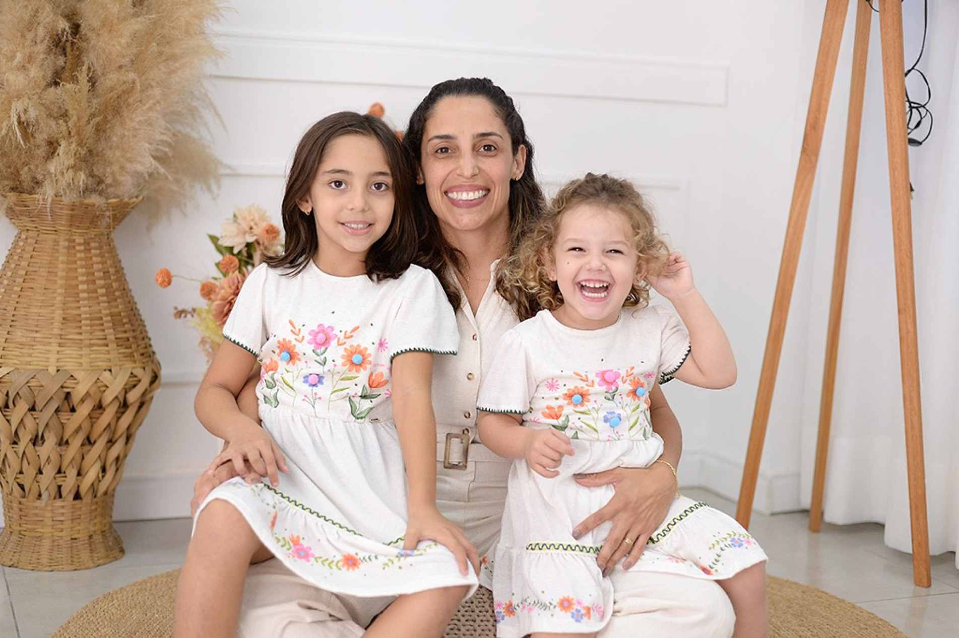 Mallu, de 8 anos, a irmã Madah, de 3, e a mãe 
Mariane
