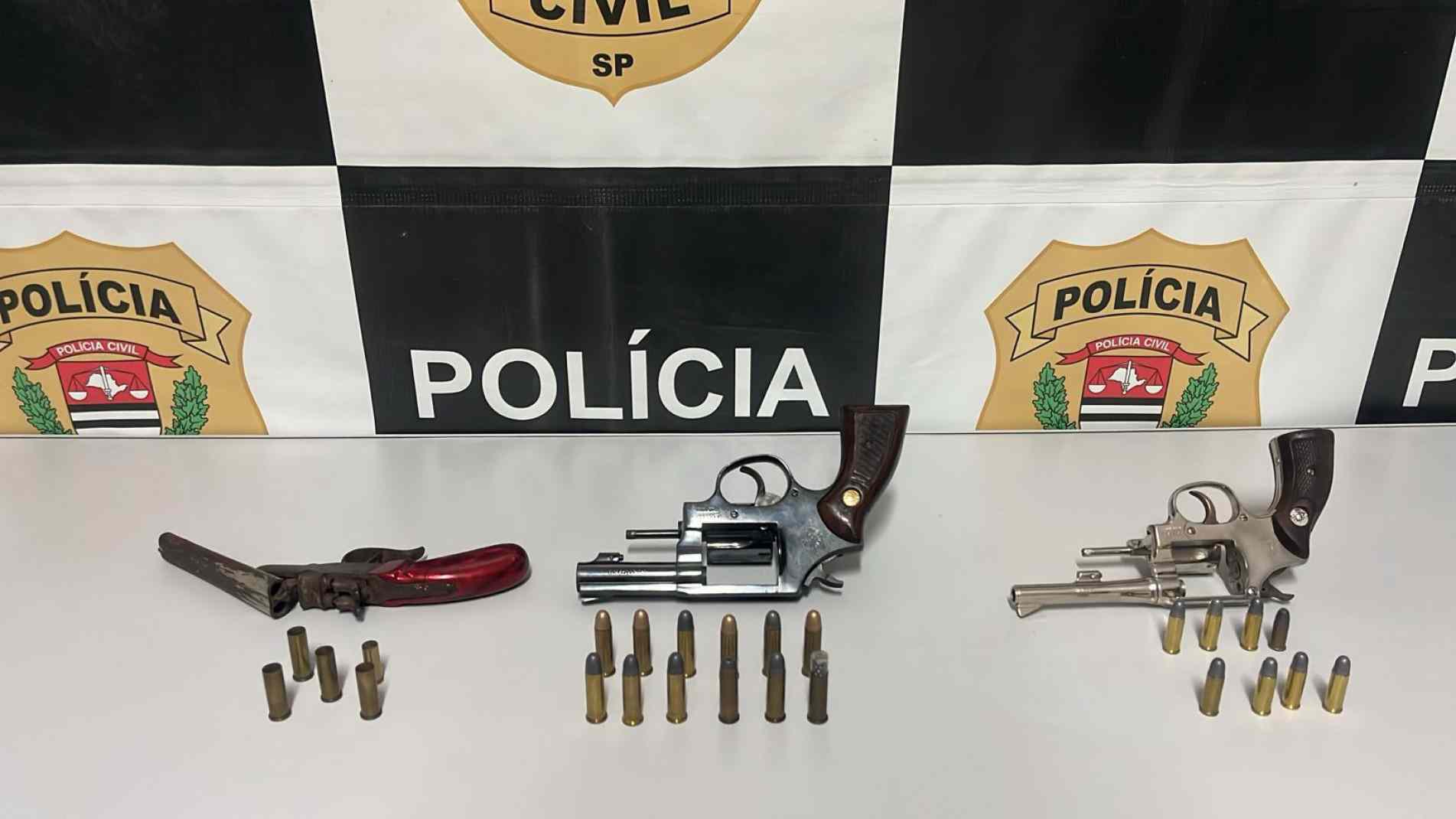 Durante as buscas na residência do suspeito, os agentes localizaram um revólver calibre 38 municiado com seis cartuchos íntegros, um revólver calibre .32 também carregado com seis munições intactas e uma garrucha desmuniciada. Além das armas, foram apreendidas munições dos calibres 38 e 32.