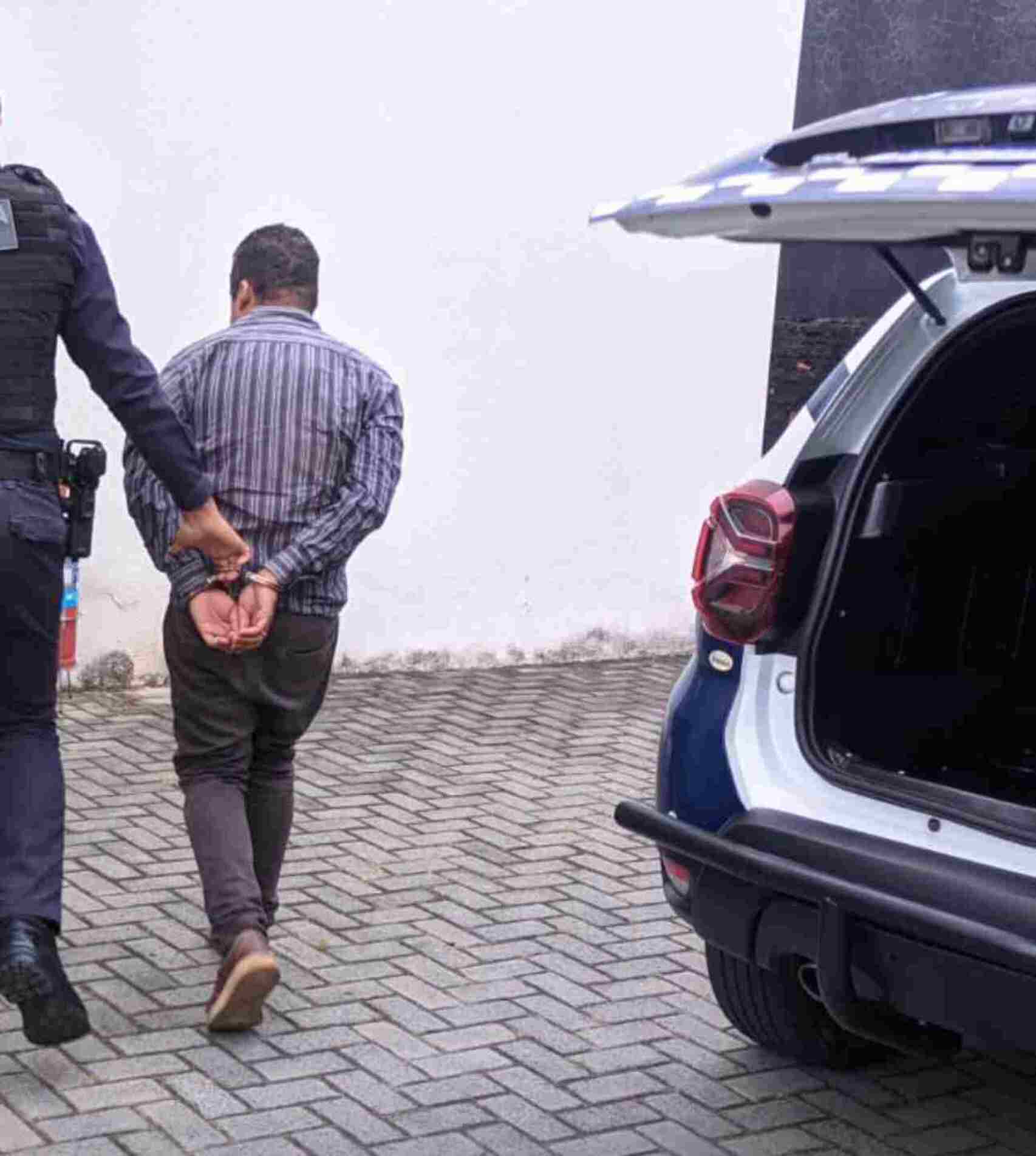 No local, ao solicitarem a presença do psicólogo responsável, o suspeito se apresentou e exibiu uma carteira funcional para comprovar a atuação profissional.