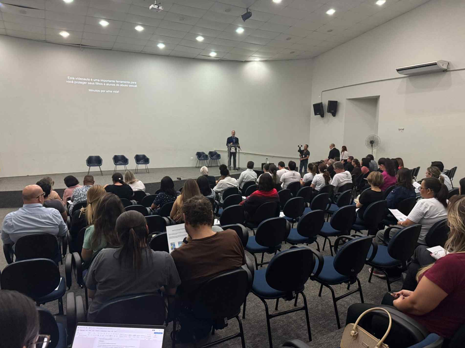 Conferência debate proteção da infância e alerta para riscos da exposição precoce de crianças ao ambiente digital