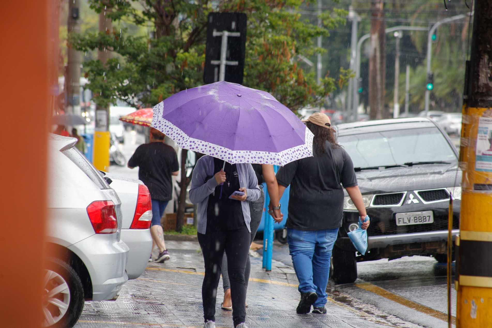 Queda nas temperaturas e previsão de chuva fizeram moradores saírem de casa mais agasalhados