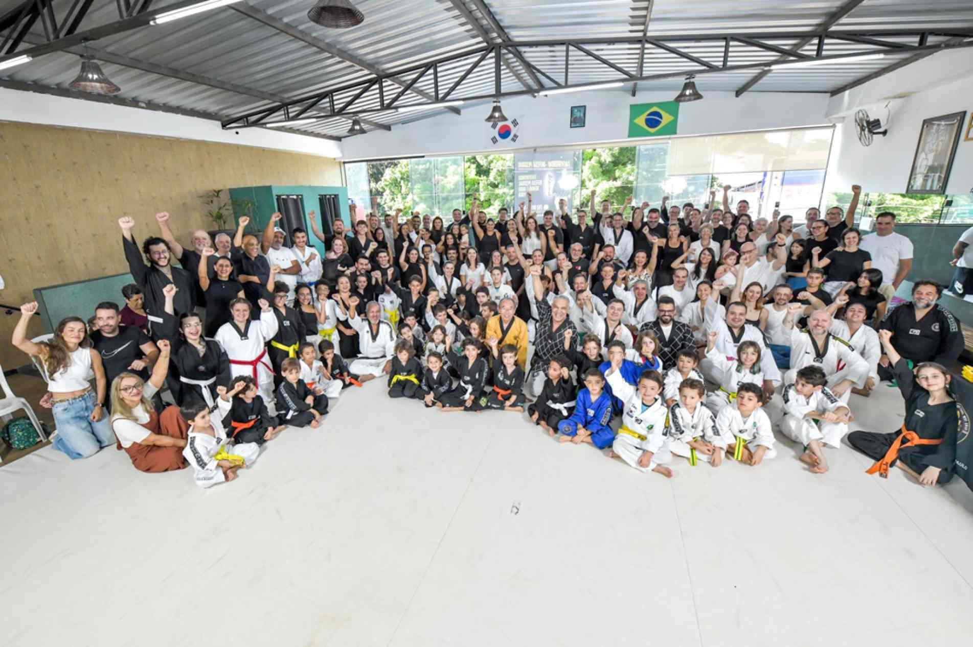 Mestres e praticantes após avaliação realizada em academia no Campolim