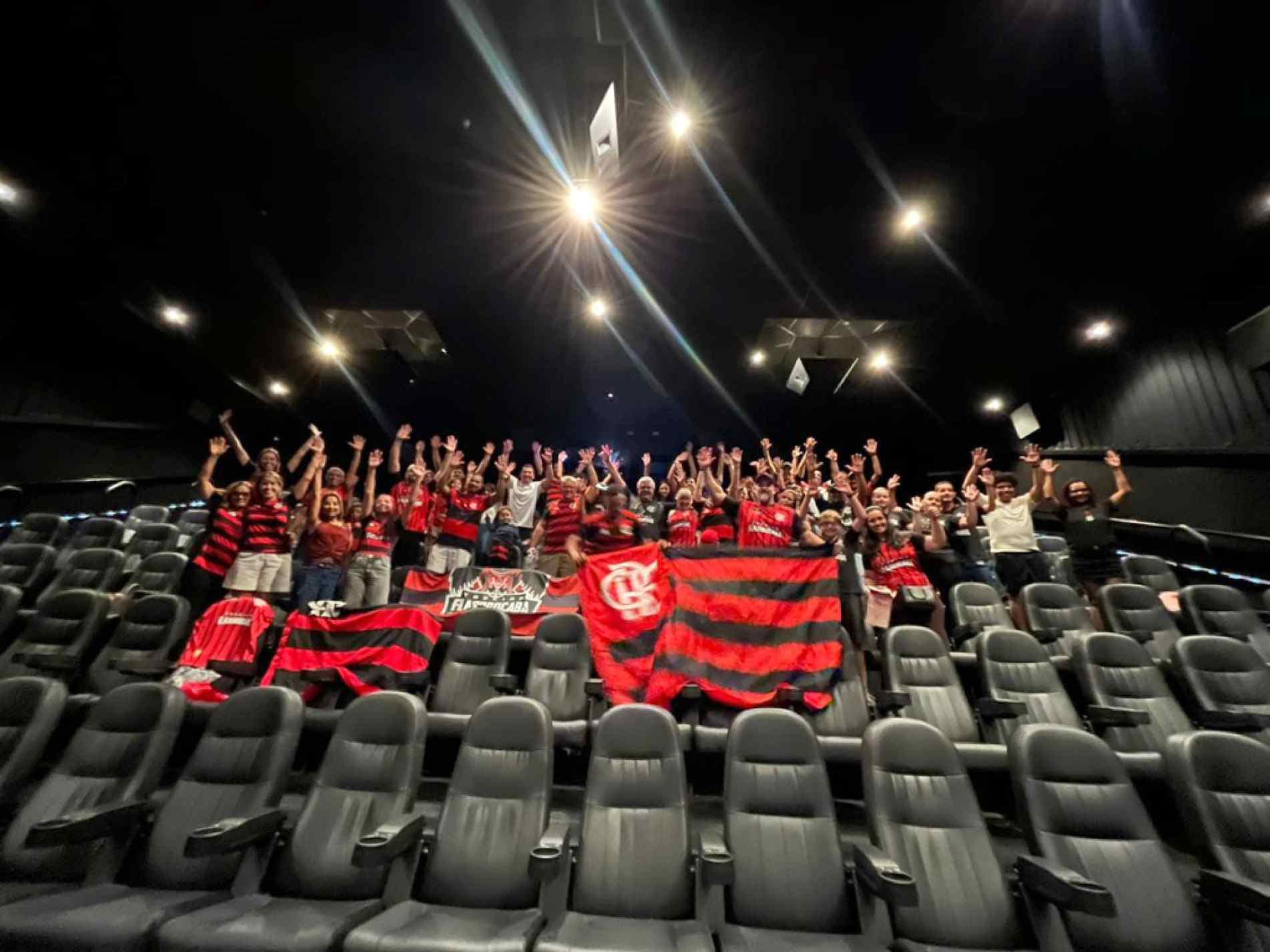 Produção relembra trajetória do maior ídolo da história do Flamengo e emociona rubro-negros durante encontro na cidade

