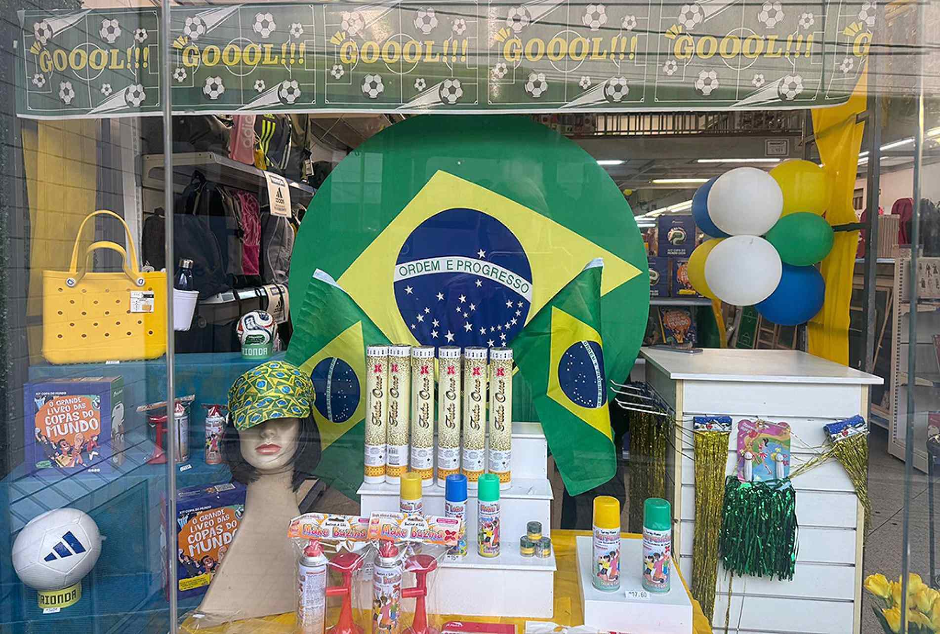 Clima verde e amarelo já toma conta de lojas, bancas e vitrines
