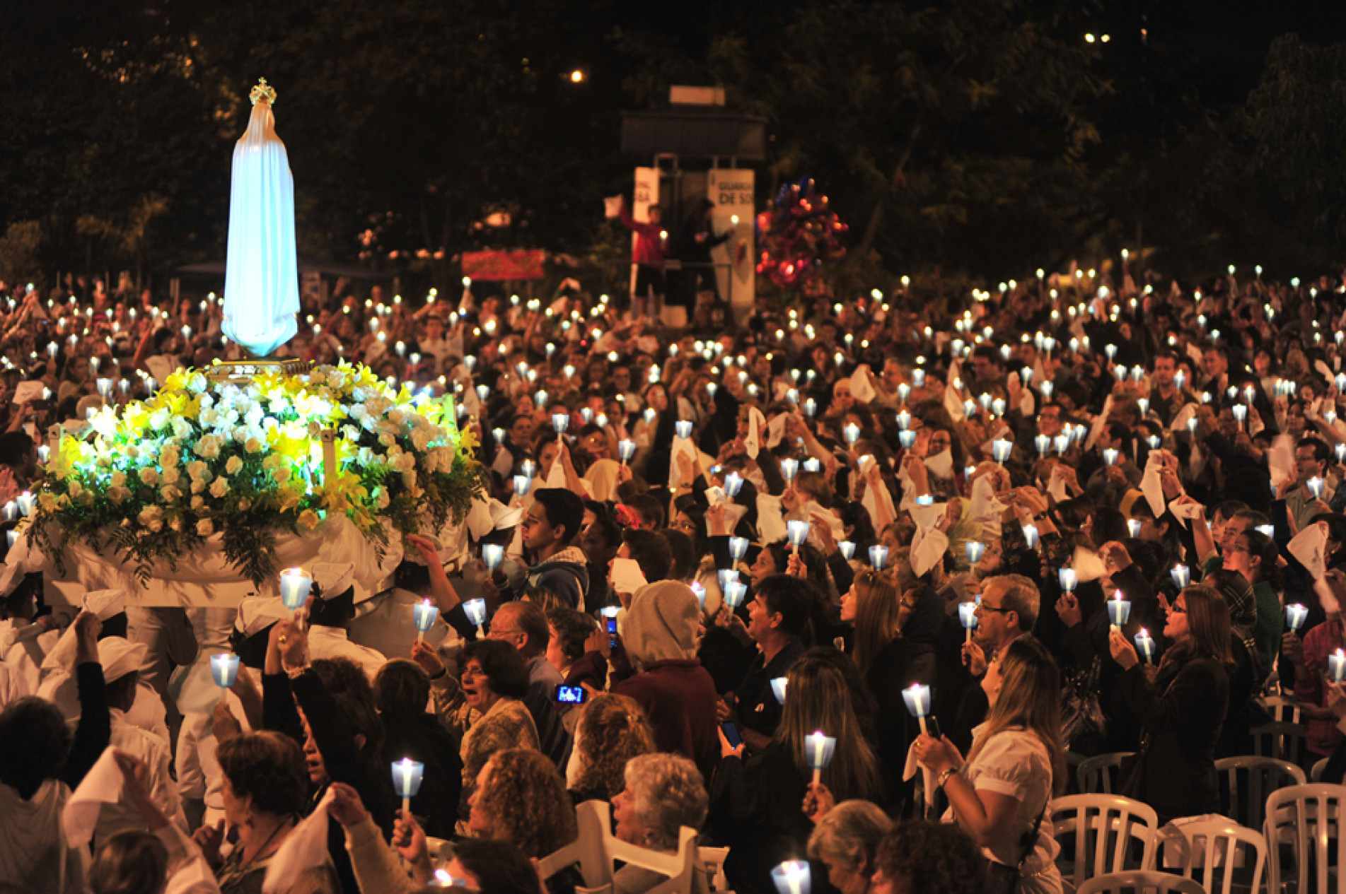 Celebração de Nossa Senhora de Fátima acontece hoje (13), na praça ao lado da igreja
